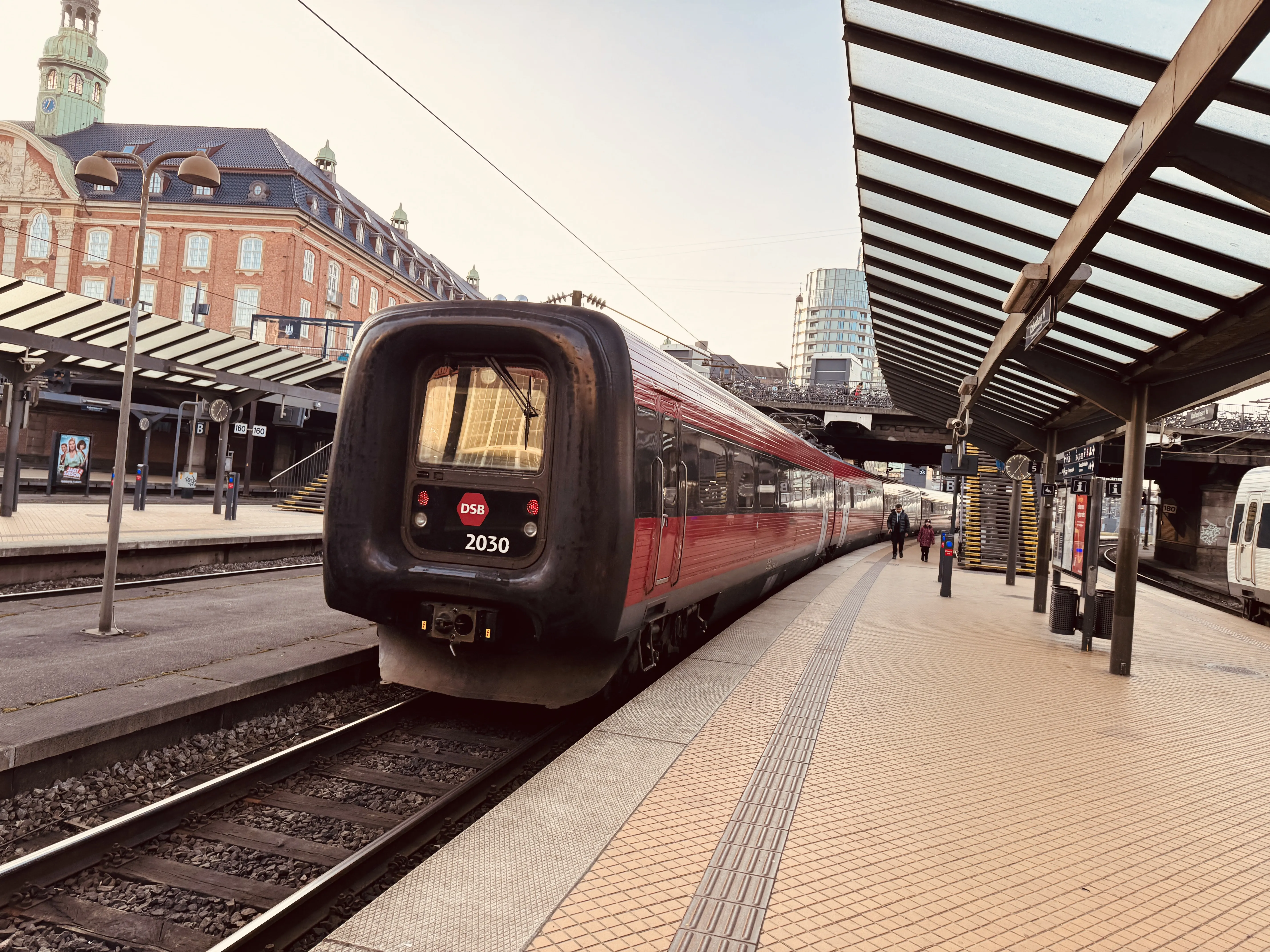 Billede af DSB ER 2030 fotograferet ud for København Hovedbanegård.