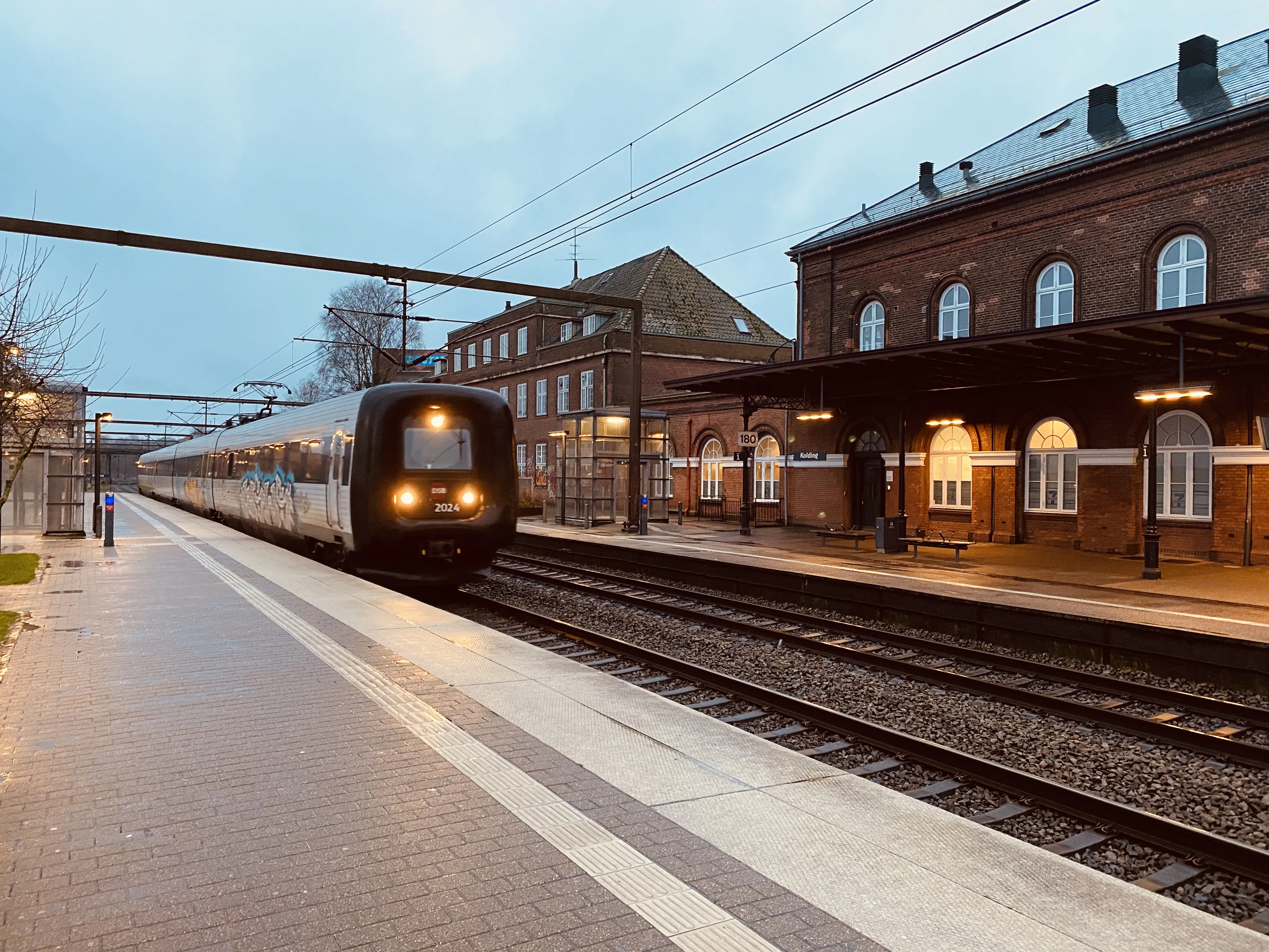 Billede af DSB ER 2024 fotograferet ud for Kolding Banegård.