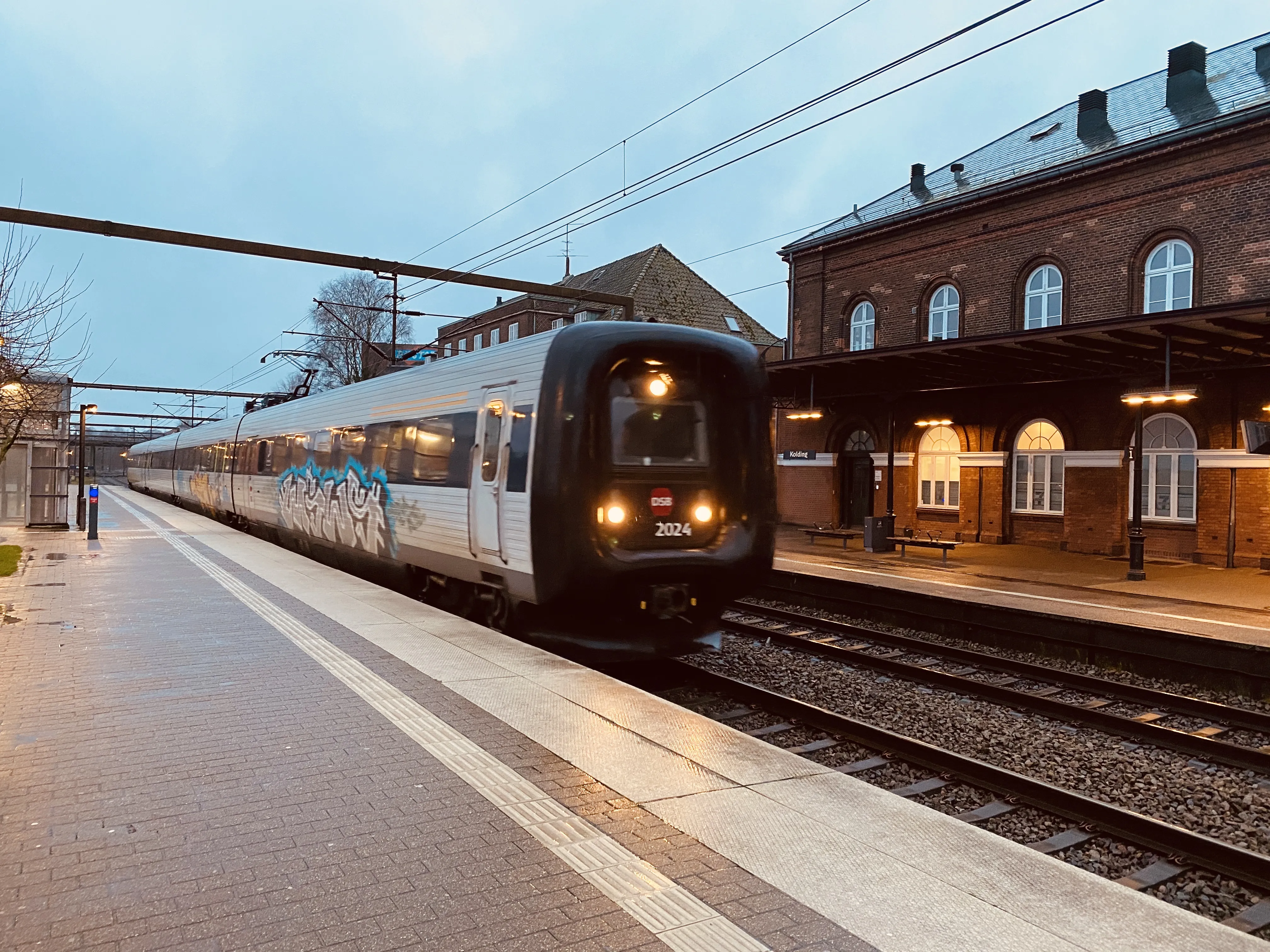 Billede af DSB ER 2024 fotograferet ud for Kolding Banegård.