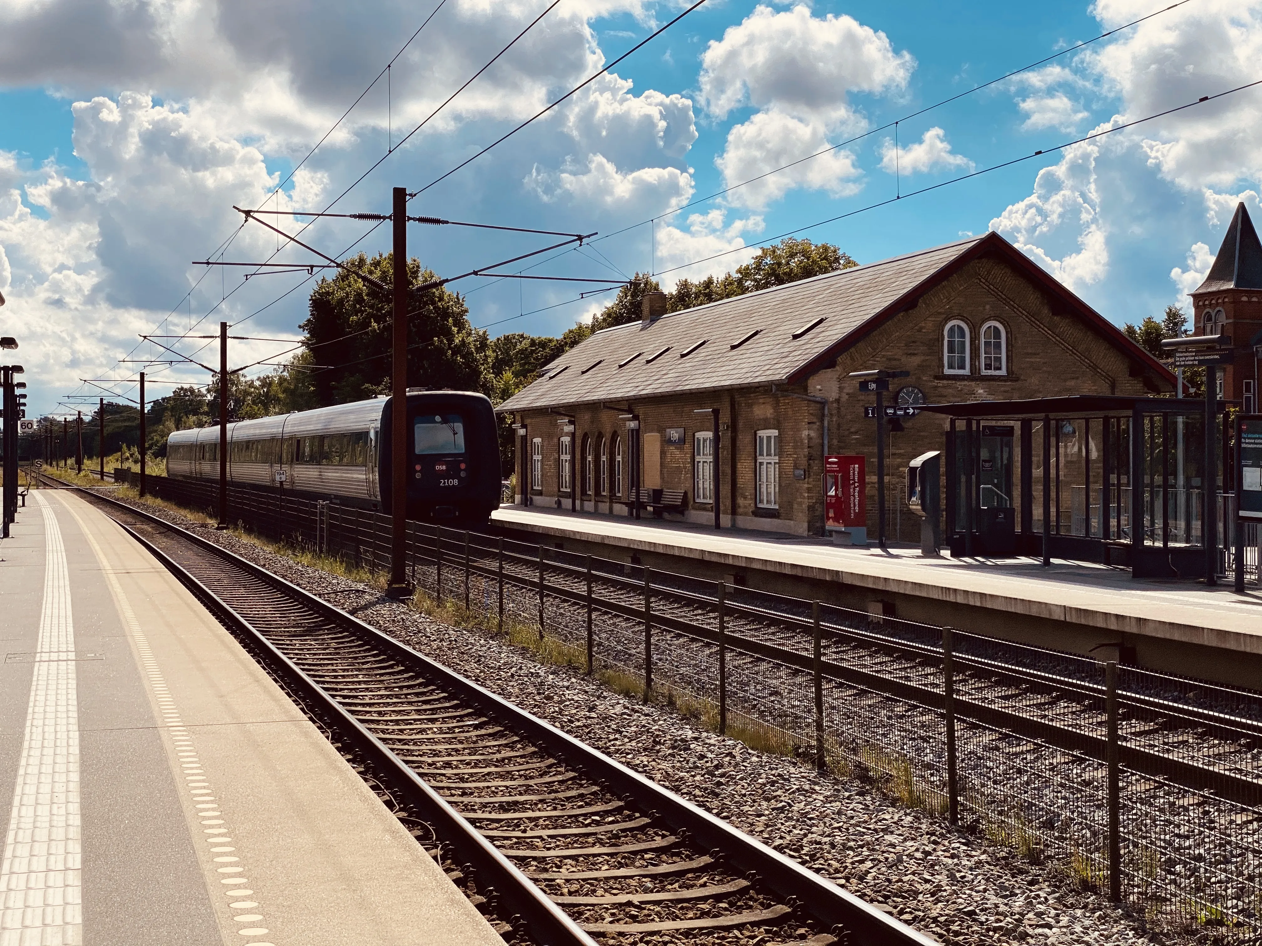 Billede af DSB ER 2008 fotograferet ud for Ejby Station.