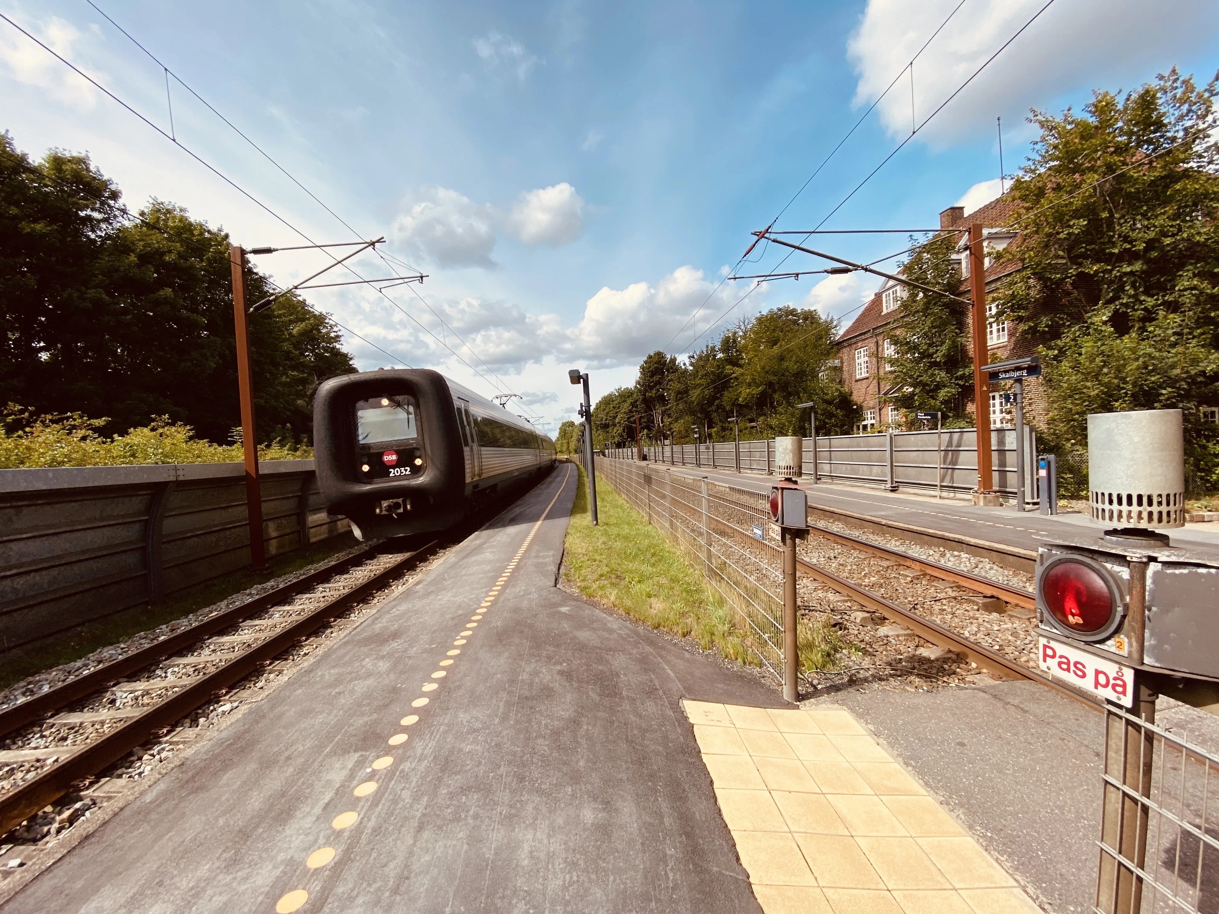 Billede af DSB ER 2032 fotograferet ud for Skalbjerg Trinbræt.