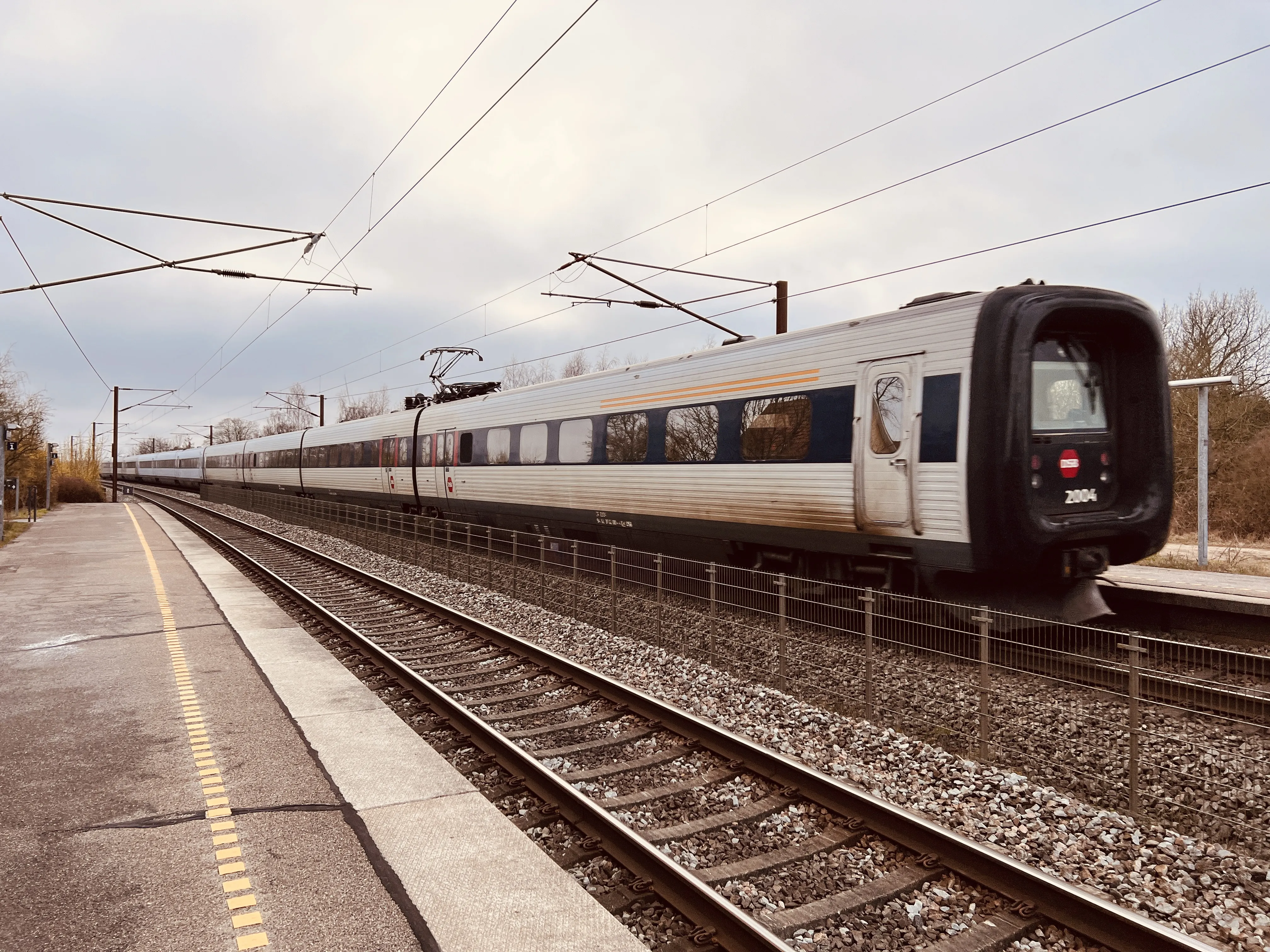 Billede af DSB ER 2004 fotograferet ud for Holmstrup Trinbræt.