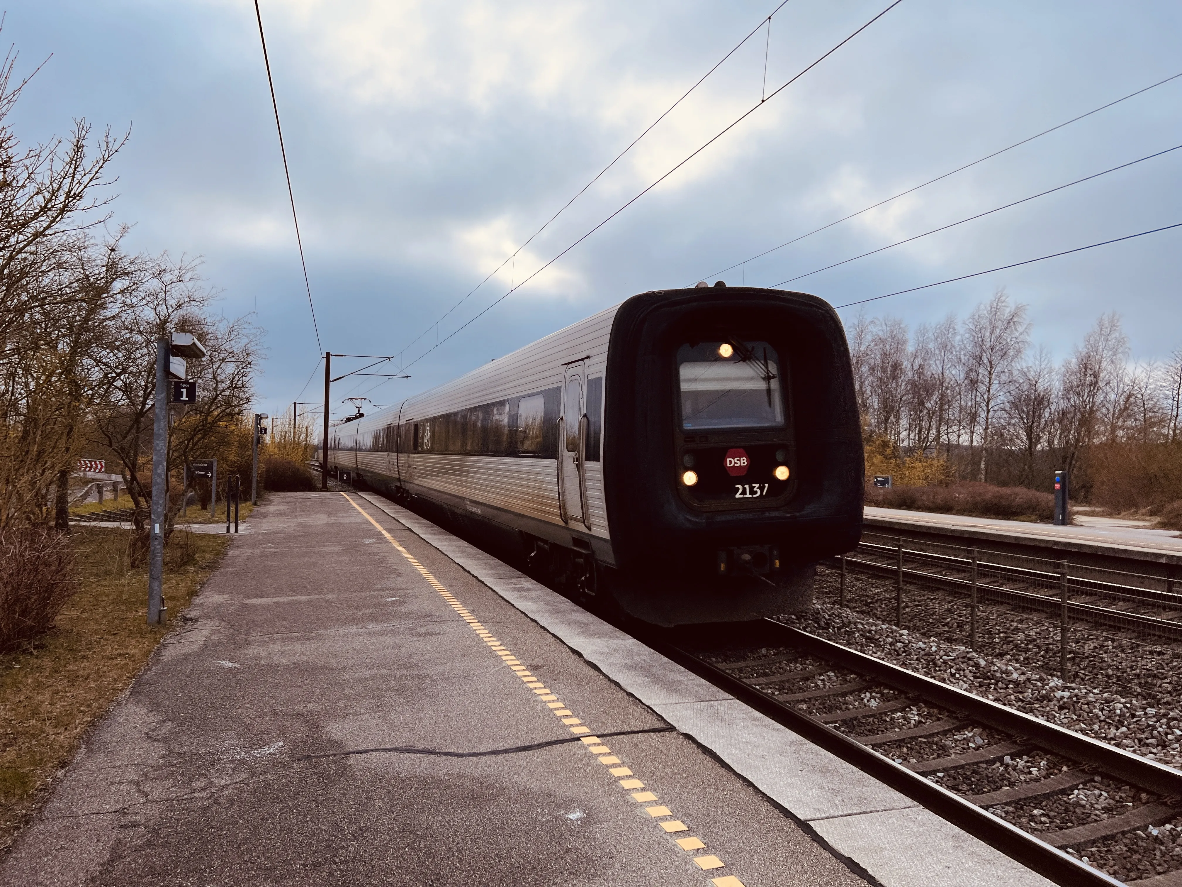 Billede af DSB ER 2037 fotograferet ud for Holmstrup Trinbræt.