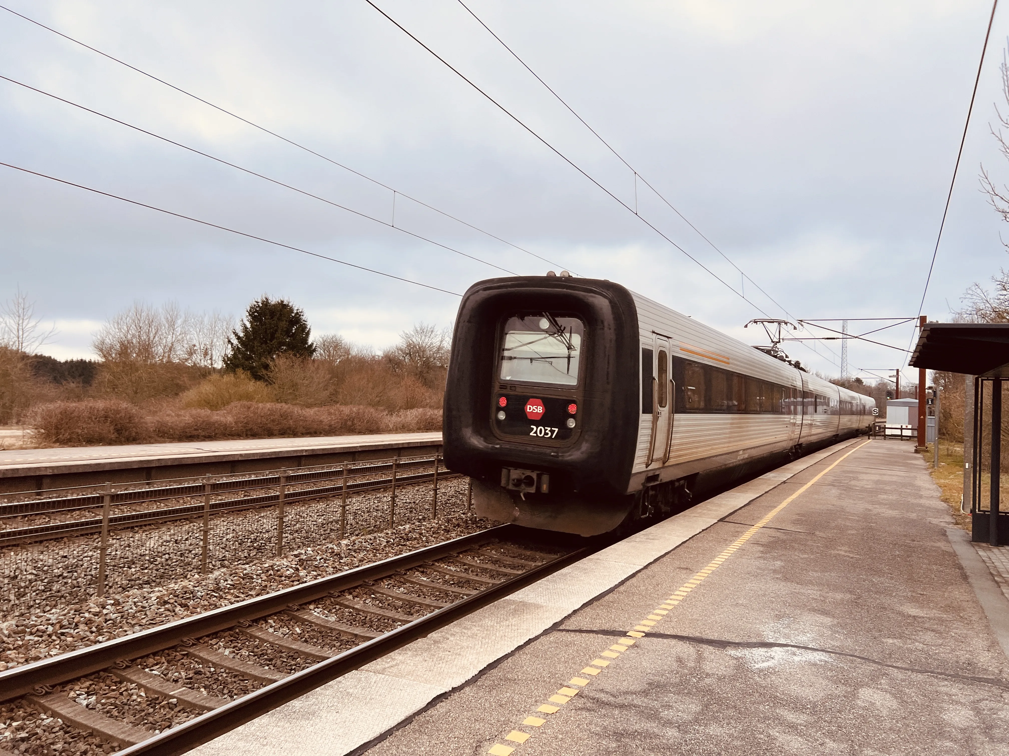 Billede af DSB ER 2037 fotograferet ud for Holmstrup Trinbræt.