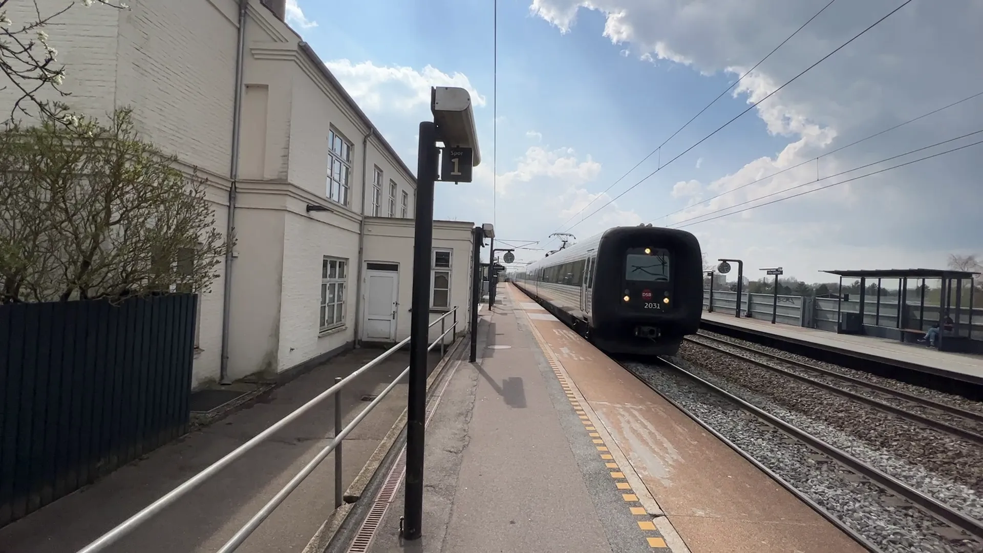 Billede af DSB ER 2031 fotograferet ud for Viby Sjælland Station.