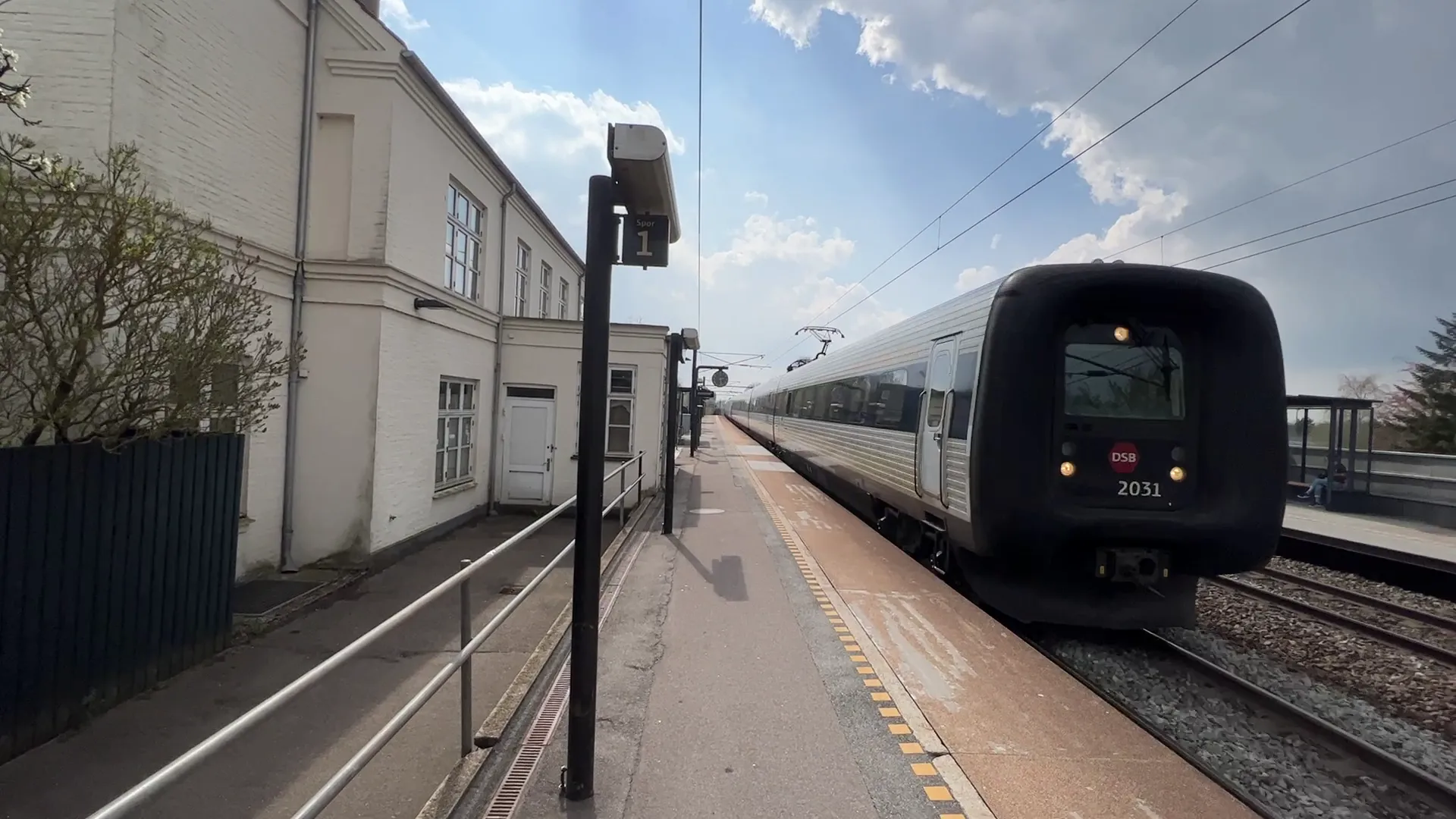 Billede af DSB ER 2031 fotograferet ud for Viby Sjælland Station.