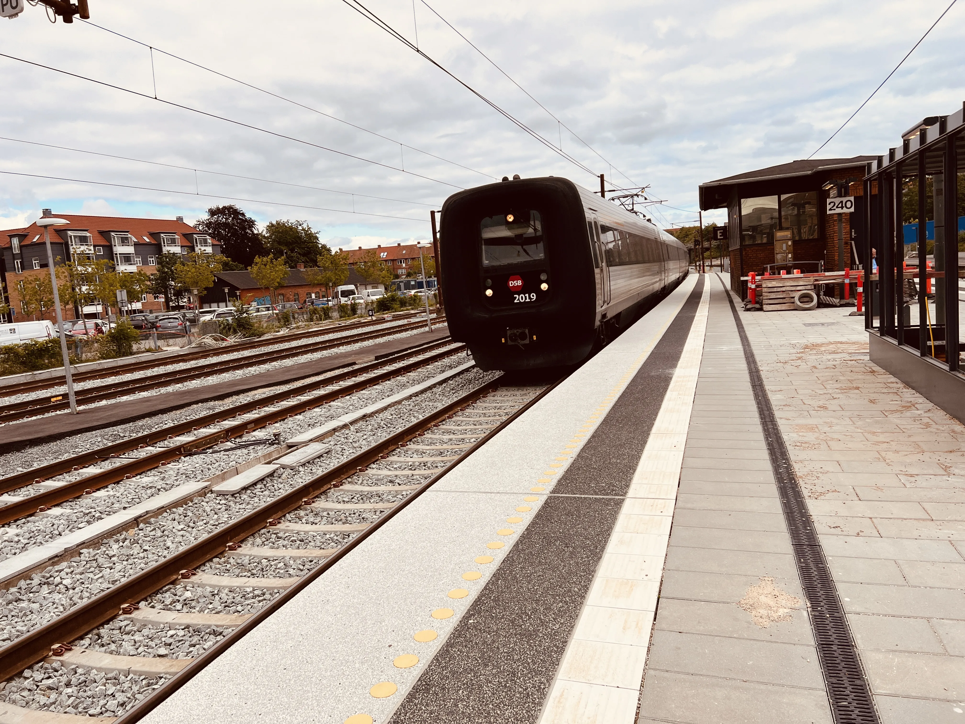 Billede af DSB ER 2019 fotograferet ud for Slagelse Station.