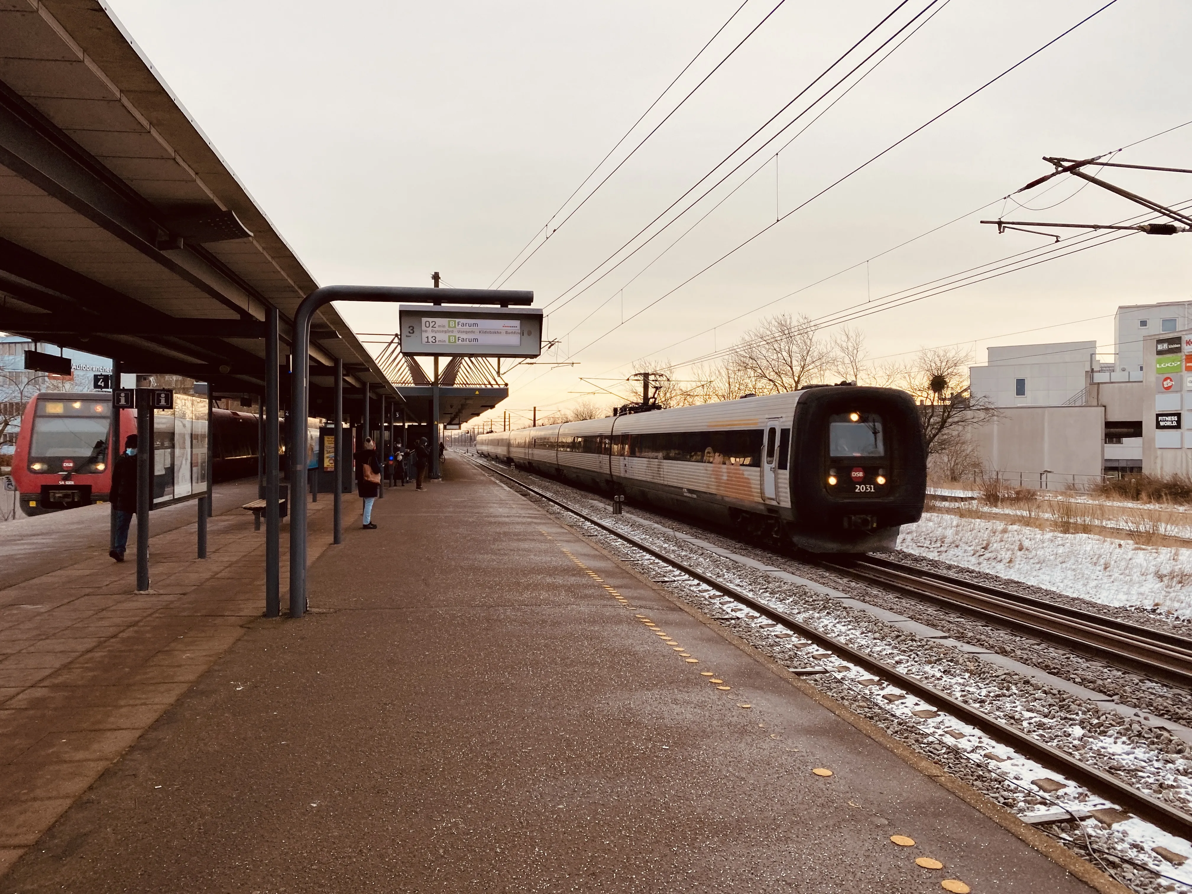 Billede af DSB ER 2031 fotograferet ud for Taastrup Station.