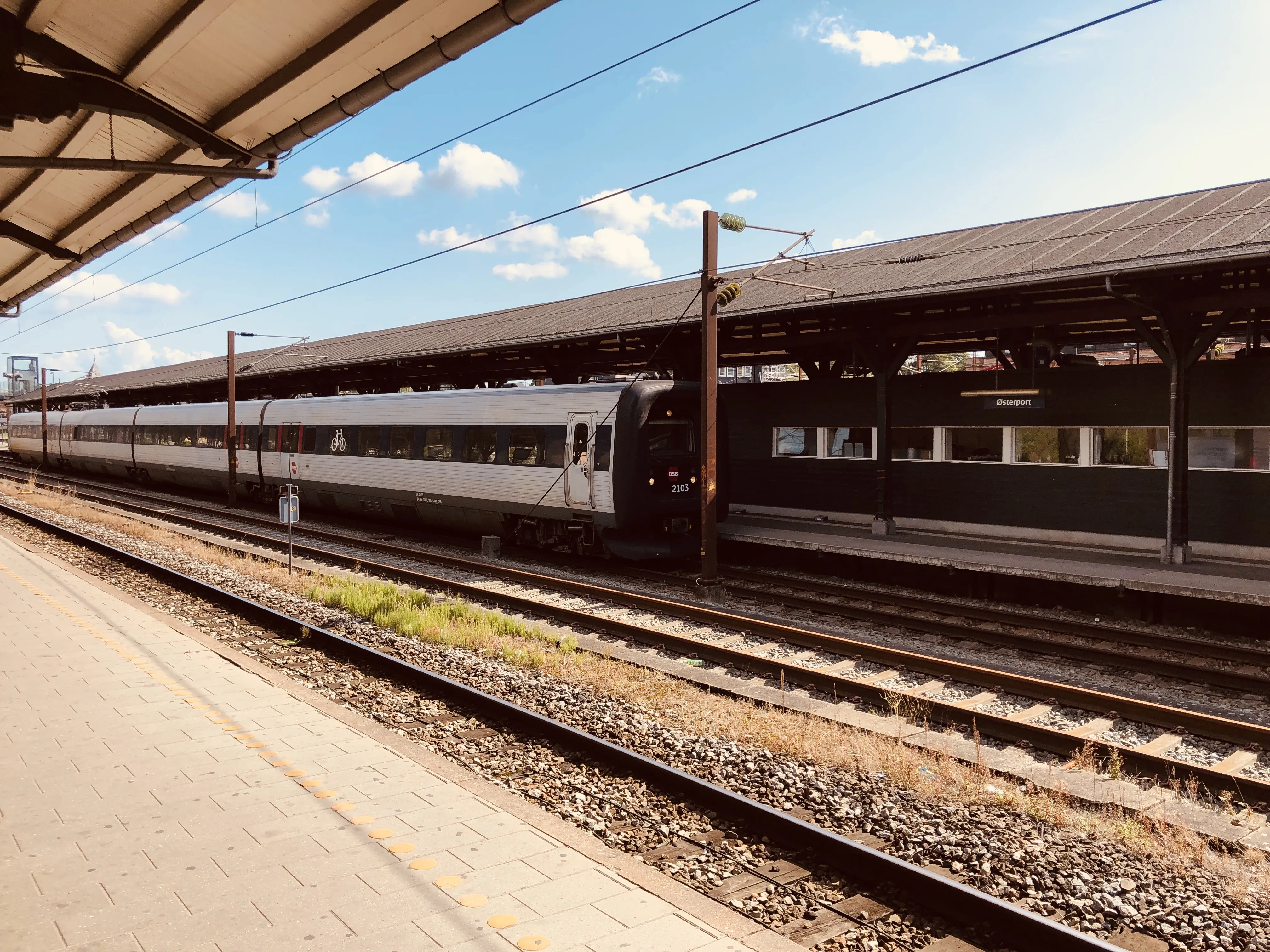 Billede af DSB ER 2003 fotograferet ud for Østerport Station.