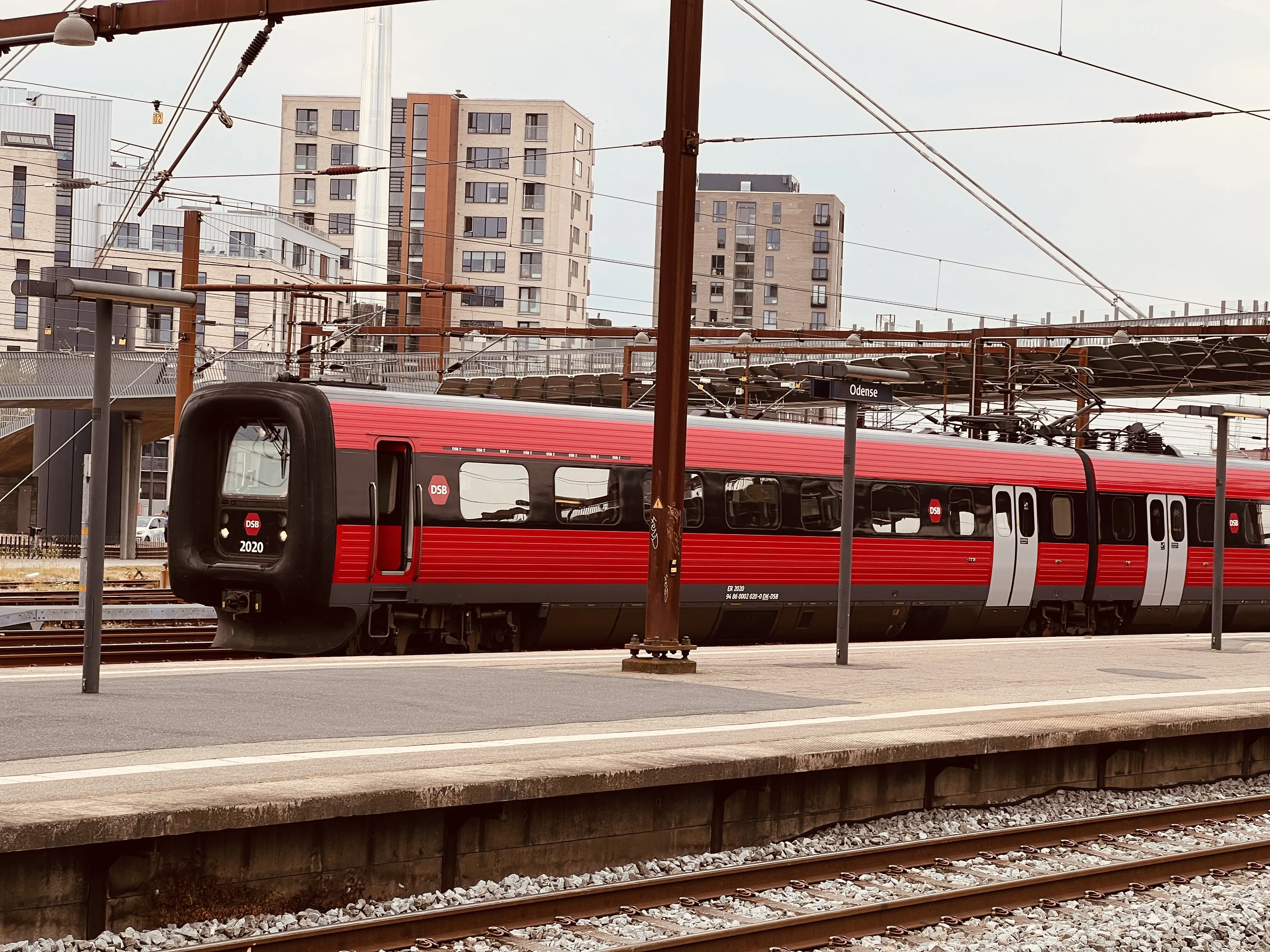 Billede af DSB ER 2020 fotograferet ud for Odense Banegård Center.