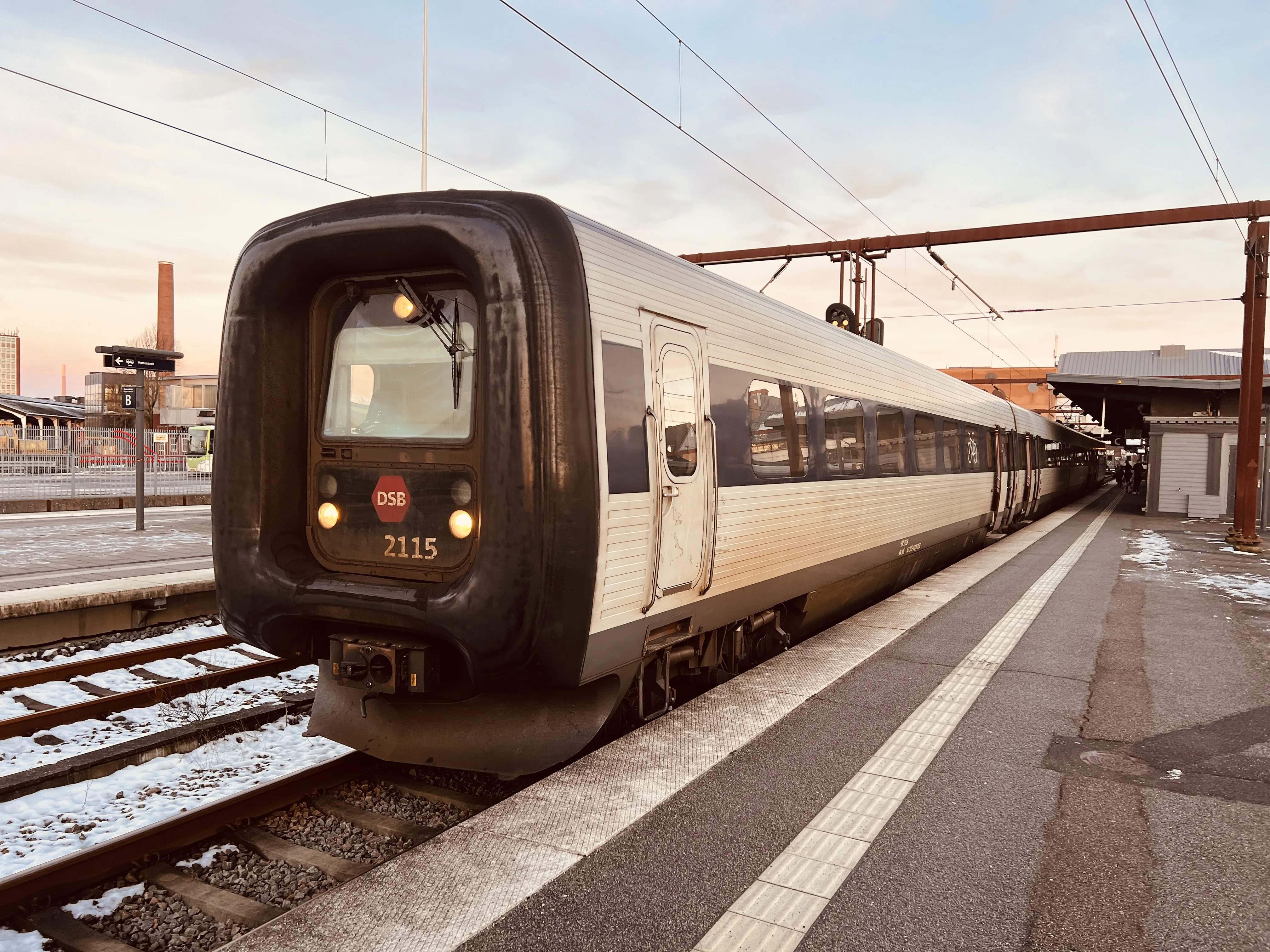 Billede af DSB ER 2015 fotograferet ud for Odense Banegård Center.