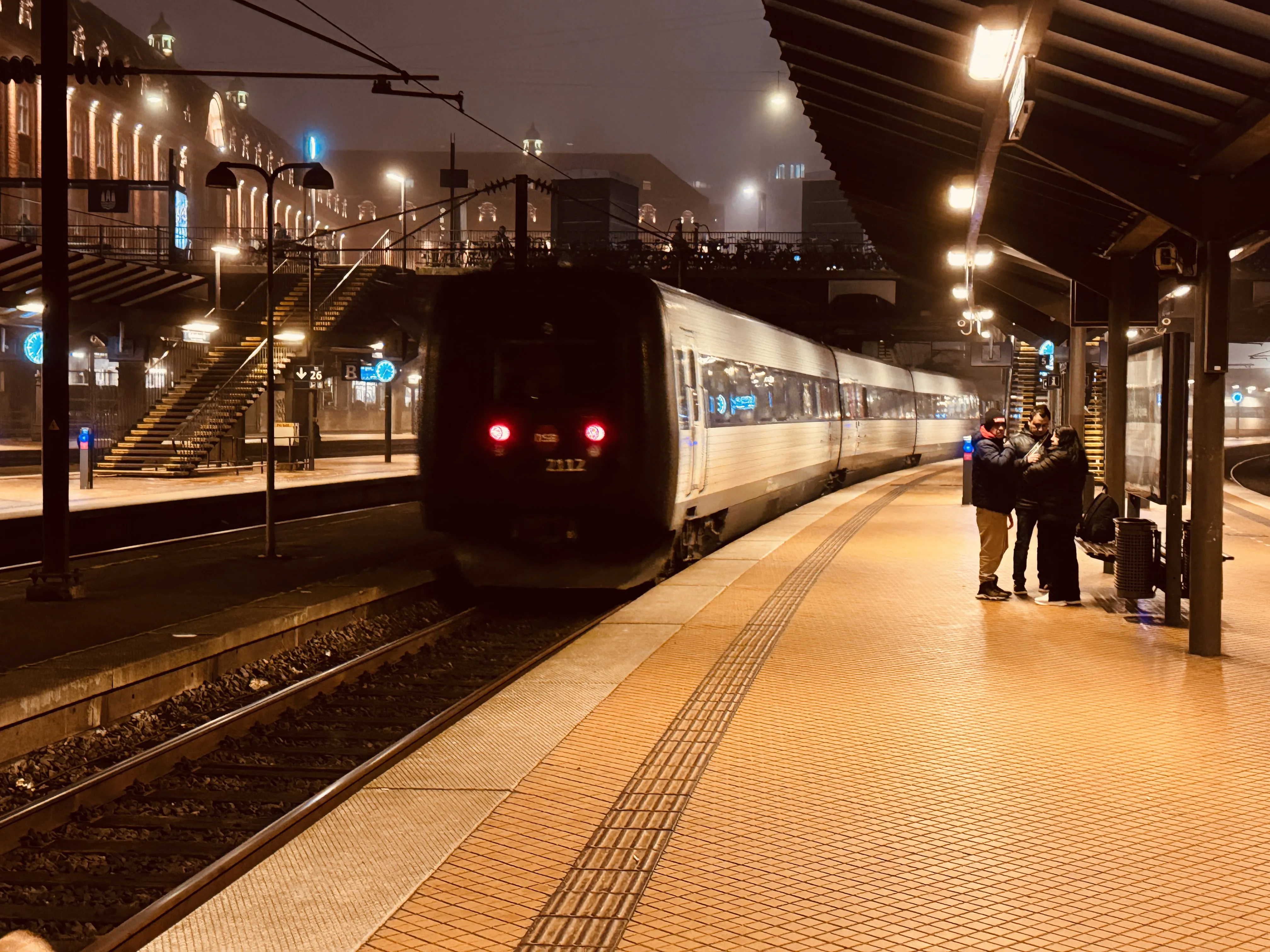 Billede af DSB ER 2012 fotograferet ud for København Hovedbanegård.