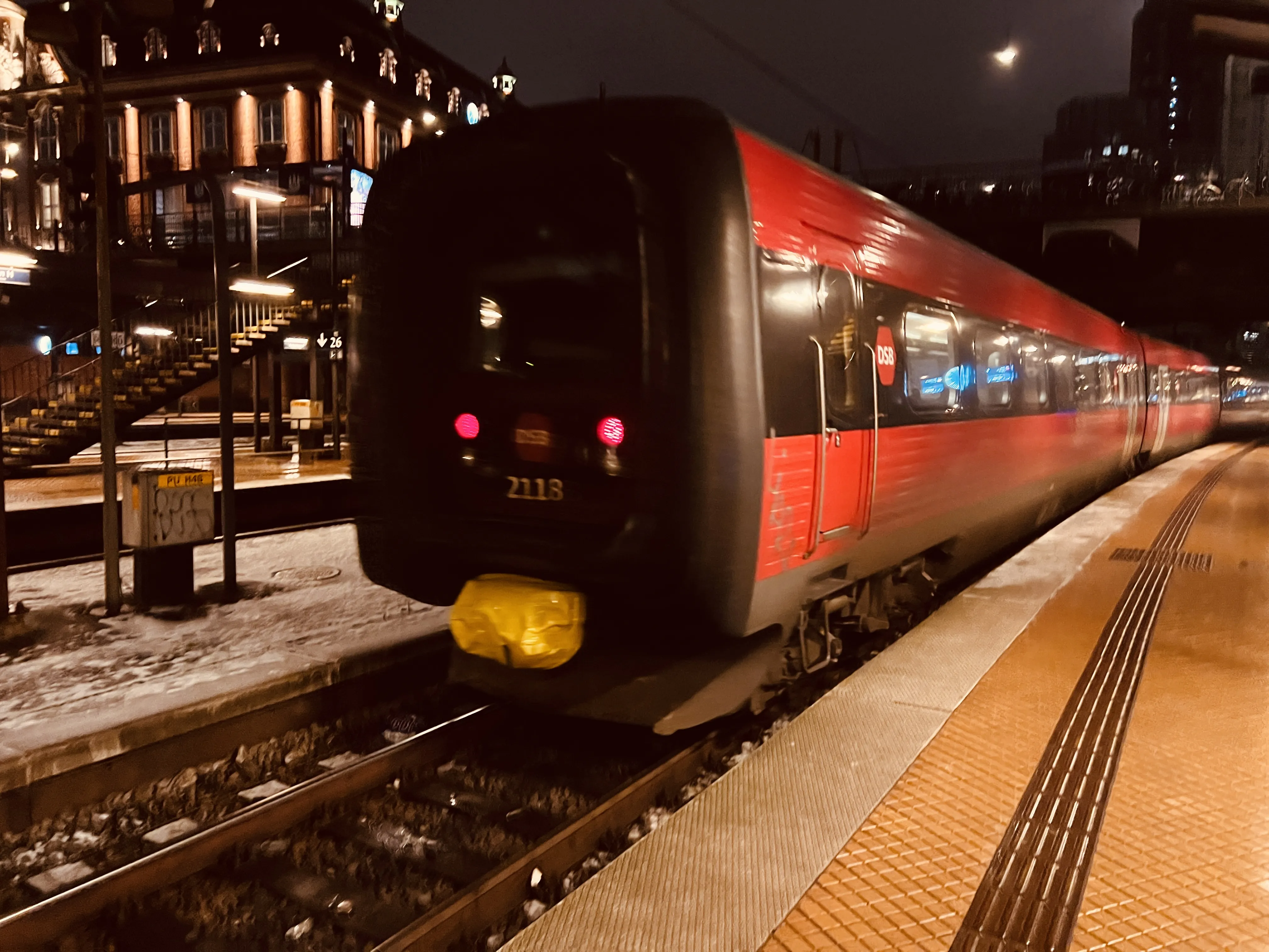 Billede af DSB ER 2018 fotograferet ud for København Hovedbanegård.