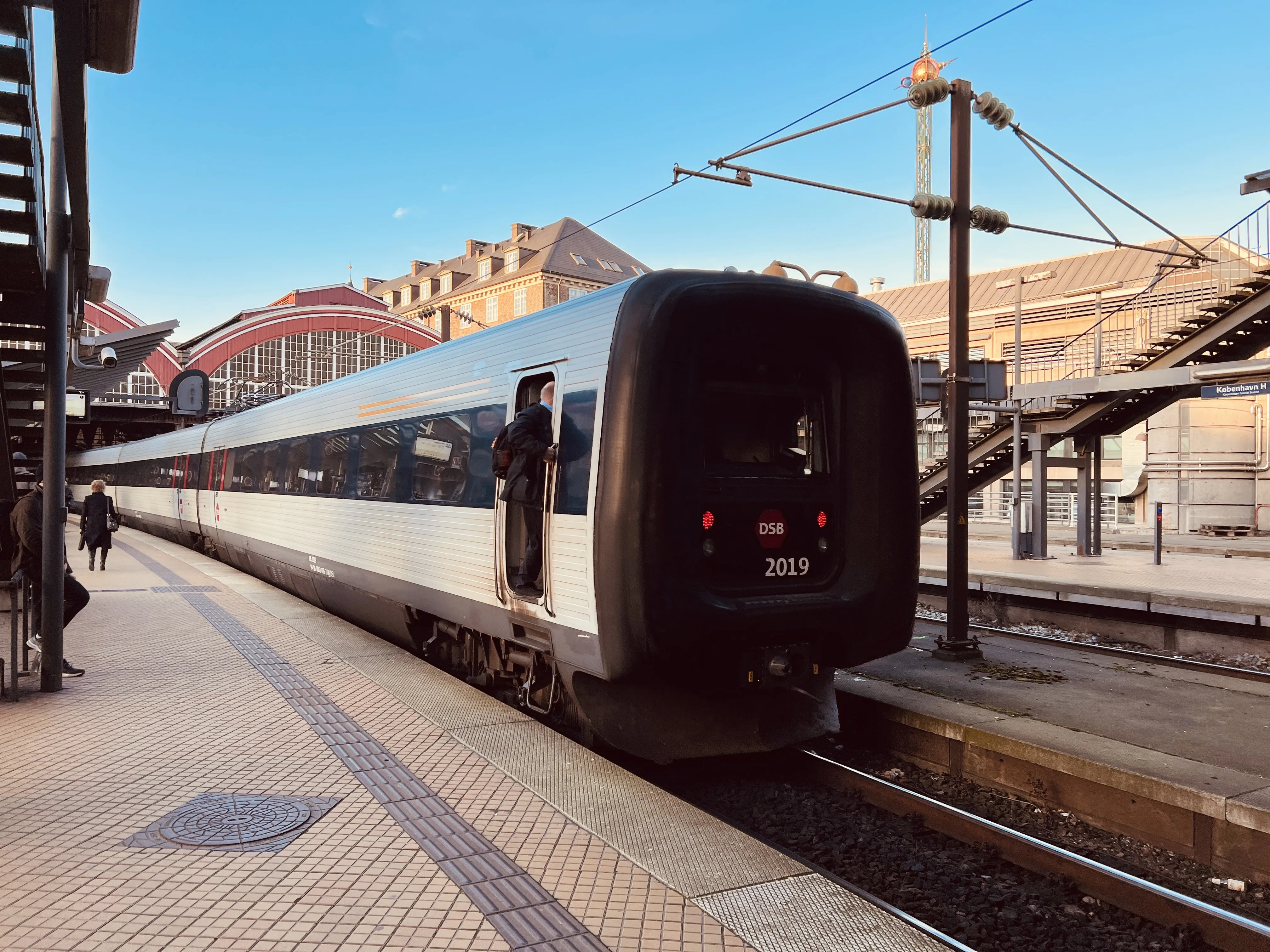 Billede af DSB ER 2019 fotograferet ud for København Hovedbanegård.