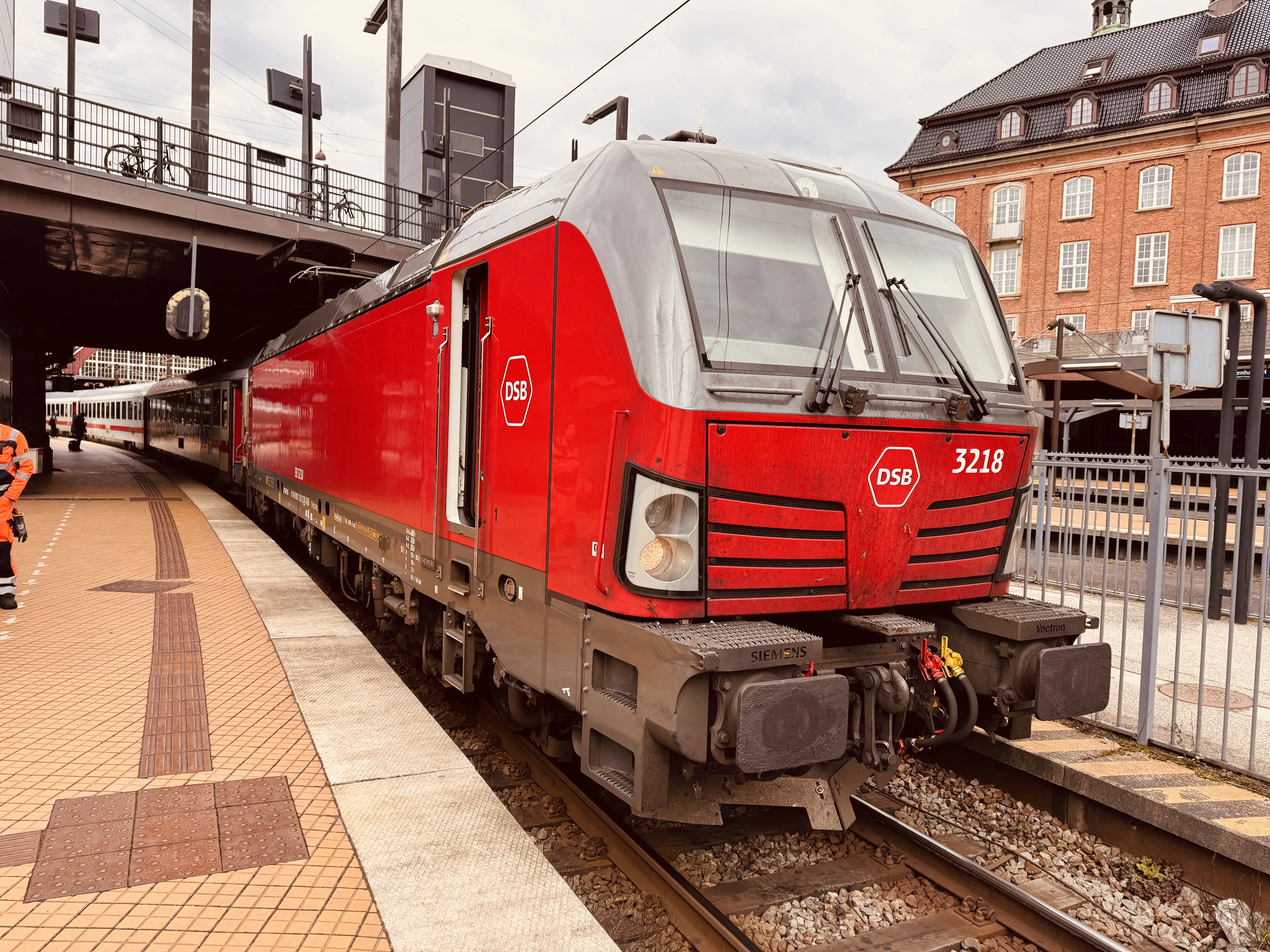 Billede af DSB EB 3218 fotograferet ud for København Hovedbanegård.