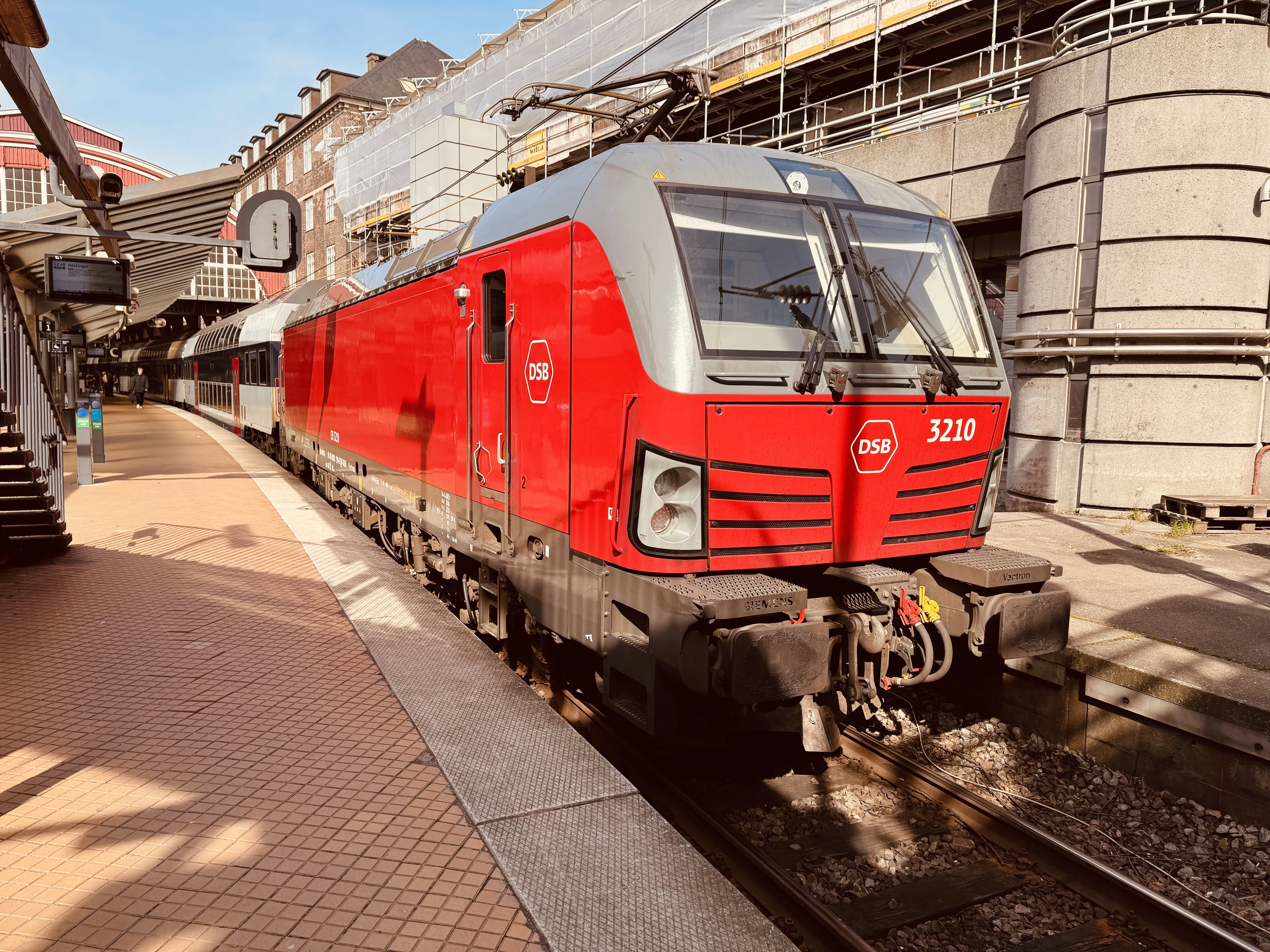 Billede af DSB EB 3210 fotograferet ud for København Hovedbanegård.