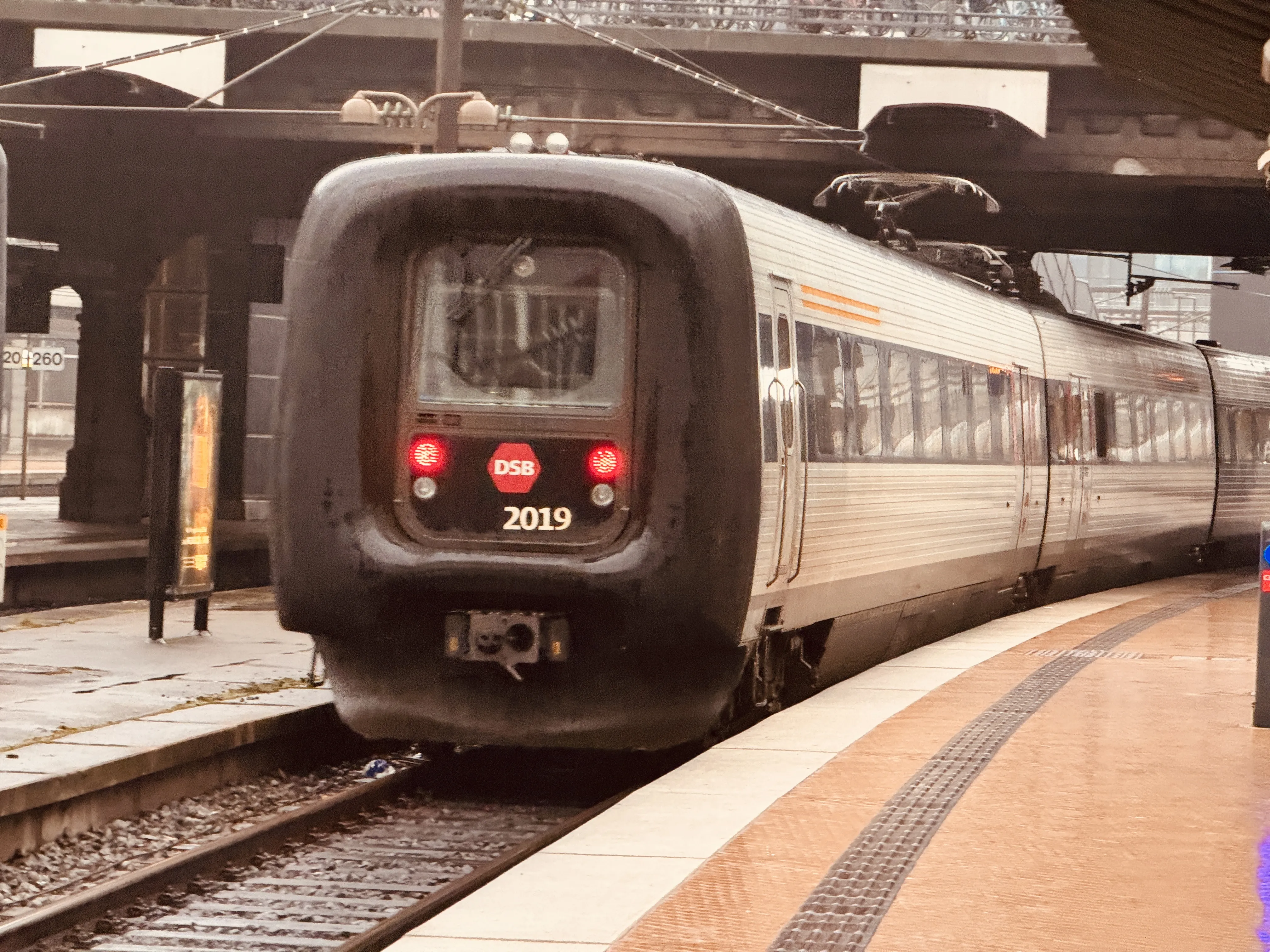 Billede af DSB ER 2019 fotograferet ud for København Hovedbanegård.