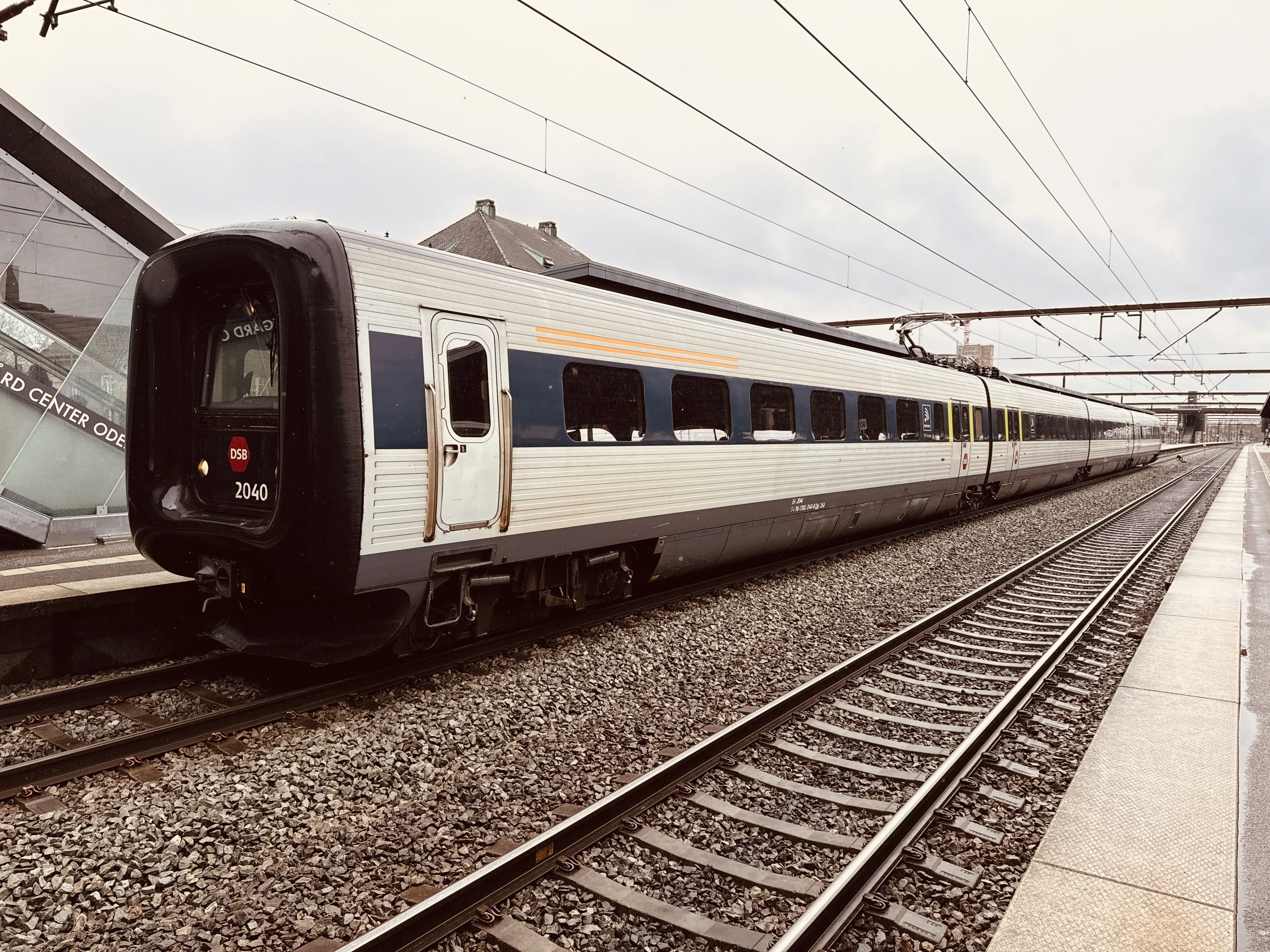 Billede af DSB ER 2040 fotograferet ud for Odense Banegård Center.