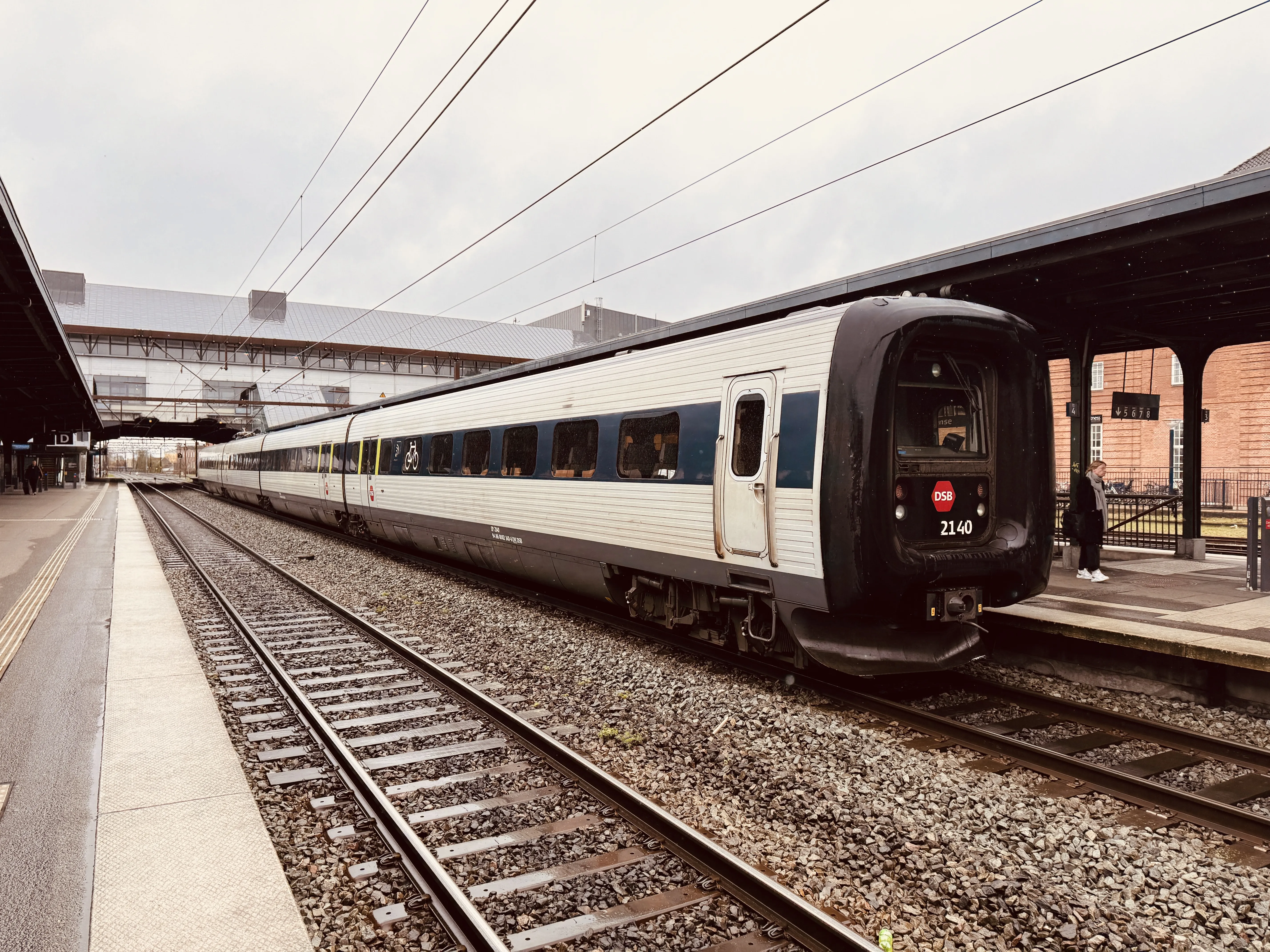 Billede af DSB ER 2040 fotograferet ud for Odense Banegård Center.