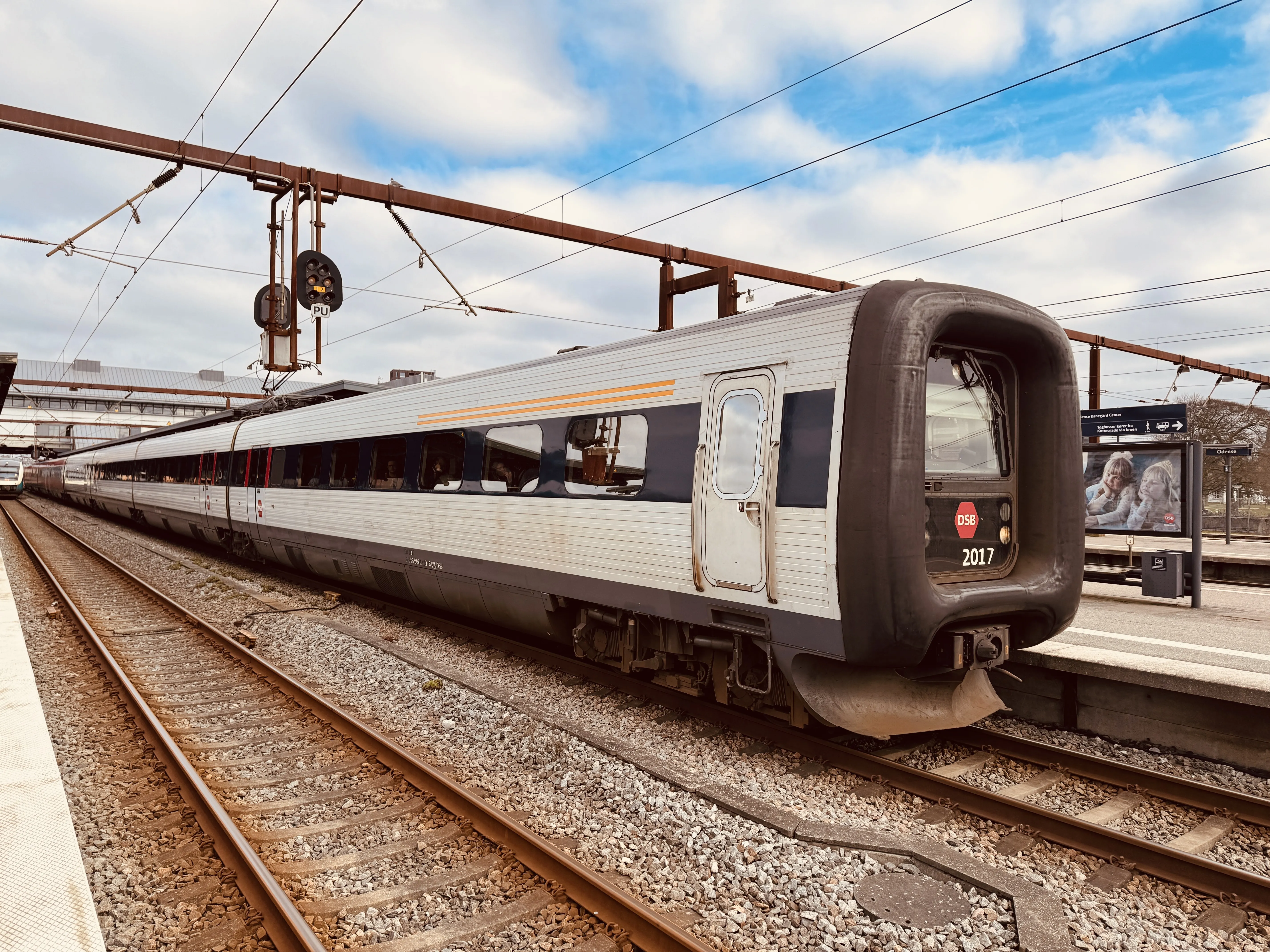 Billede af DSB ER 2017 fotograferet ud for Odense Banegård Center.