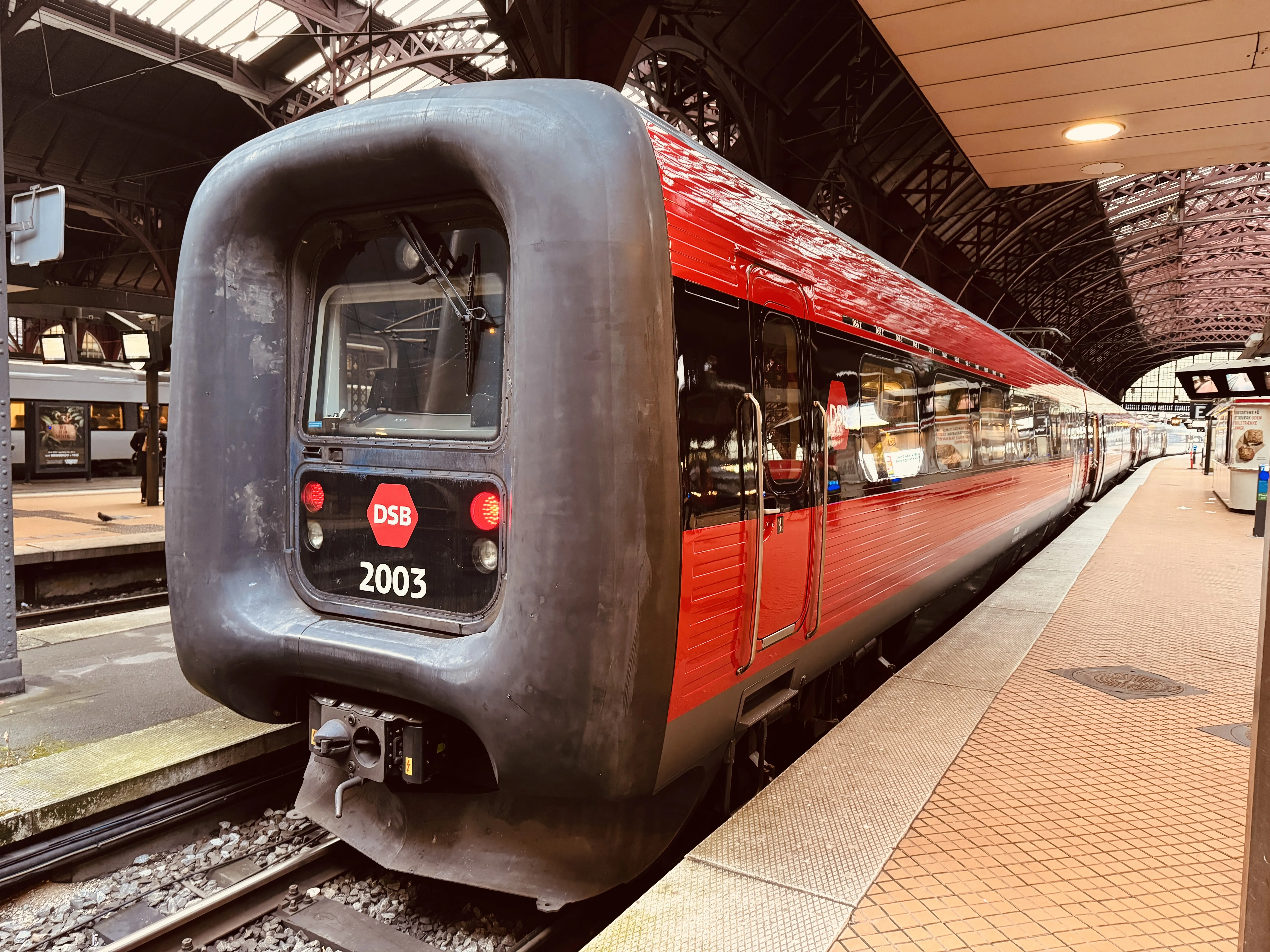 Billede af DSB ER 2003 fotograferet ud for København Hovedbanegård.