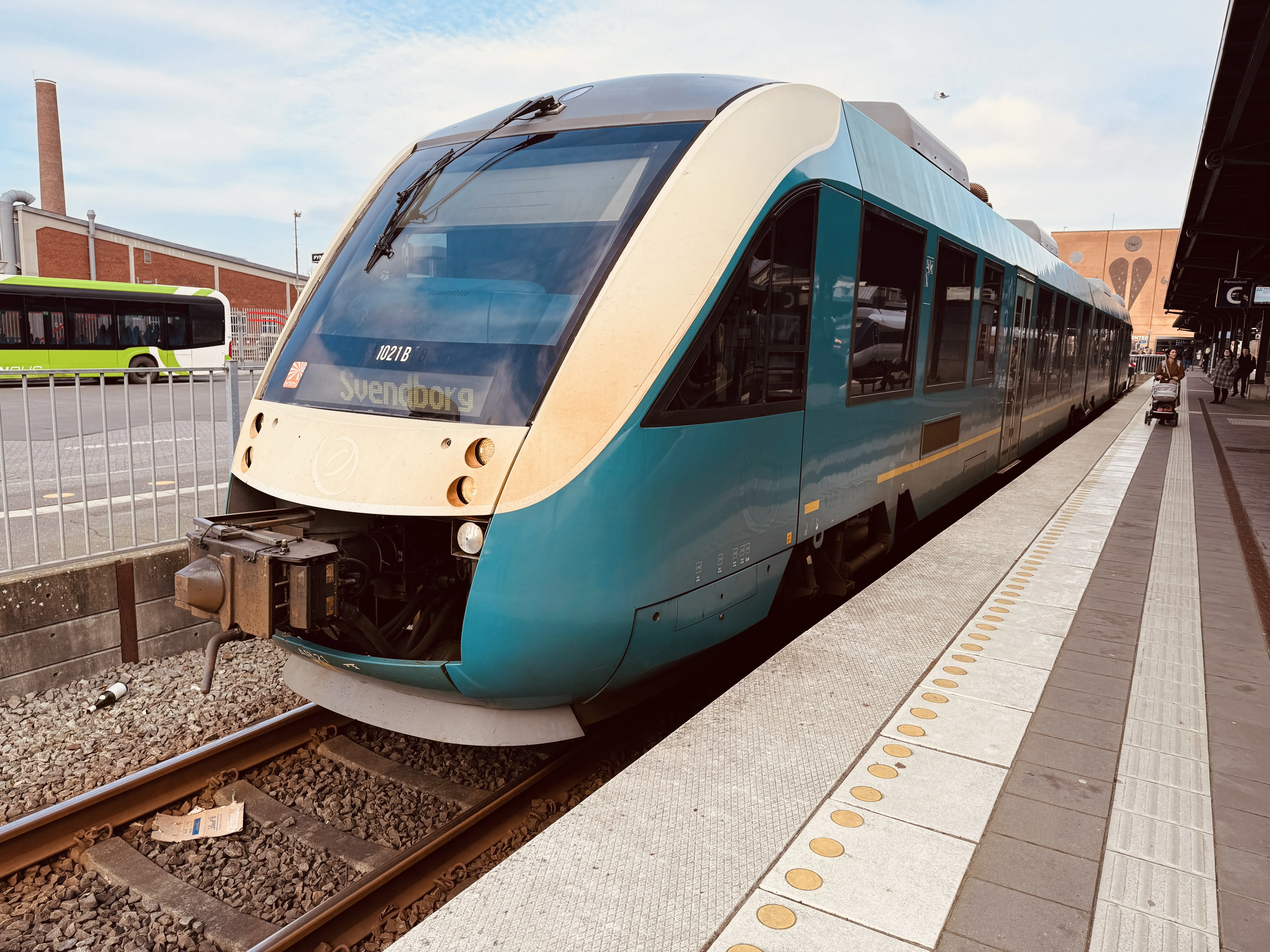 Billede af ARRIVA AR 1021 fotograferet ud for Odense Banegård Center.