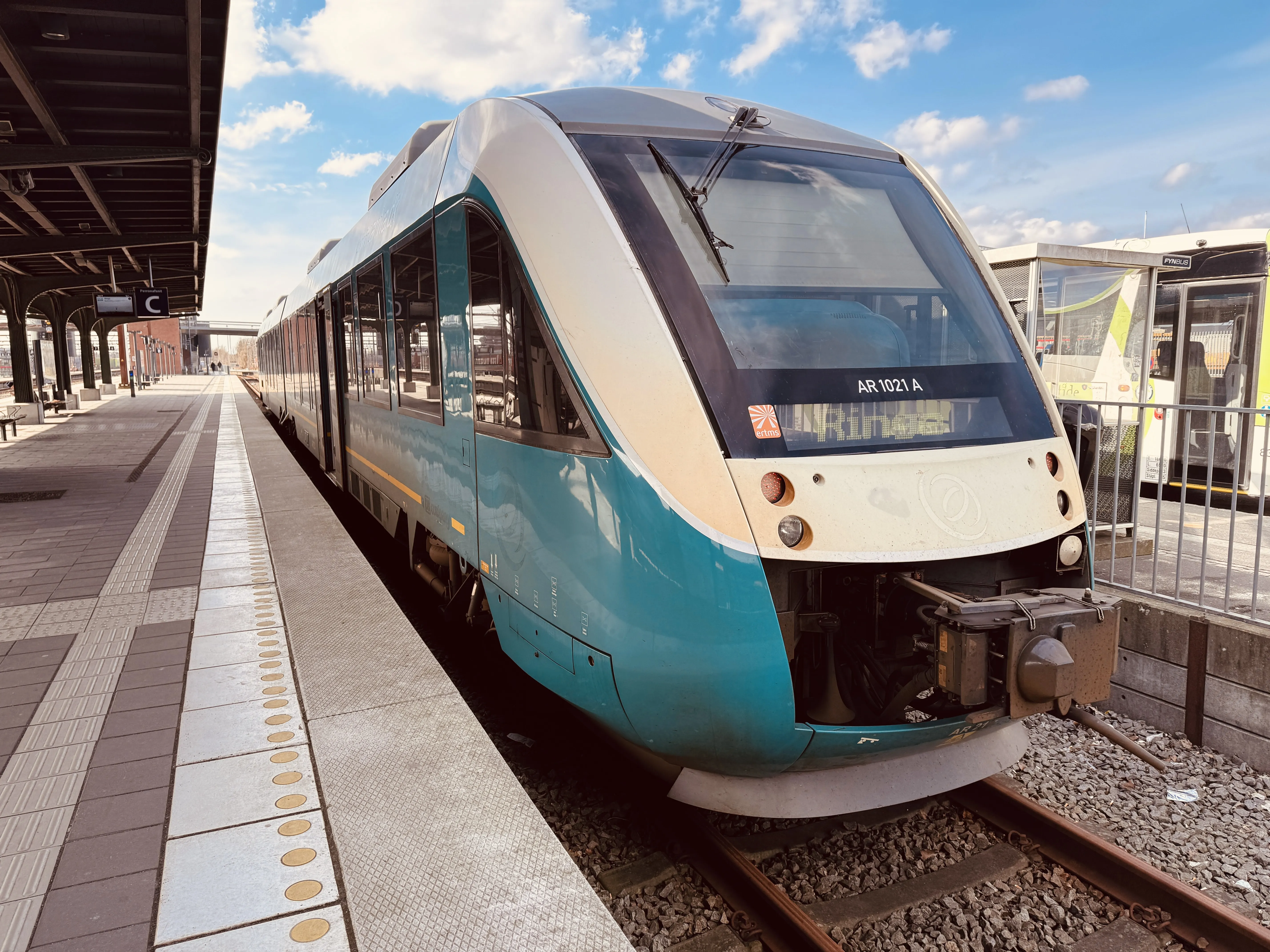 Billede af ARRIVA AR 1021 fotograferet ud for Odense Banegård Center.