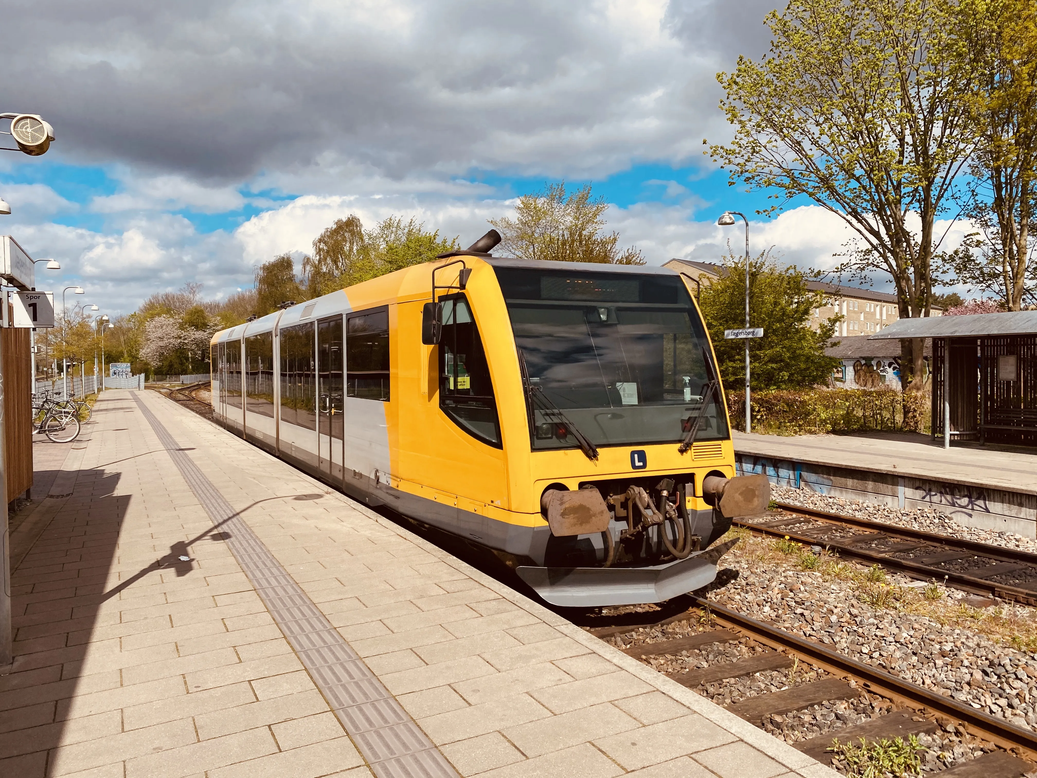 Billede af LNJ Lm 23 ud for Jægersborg Lokalbane Station.