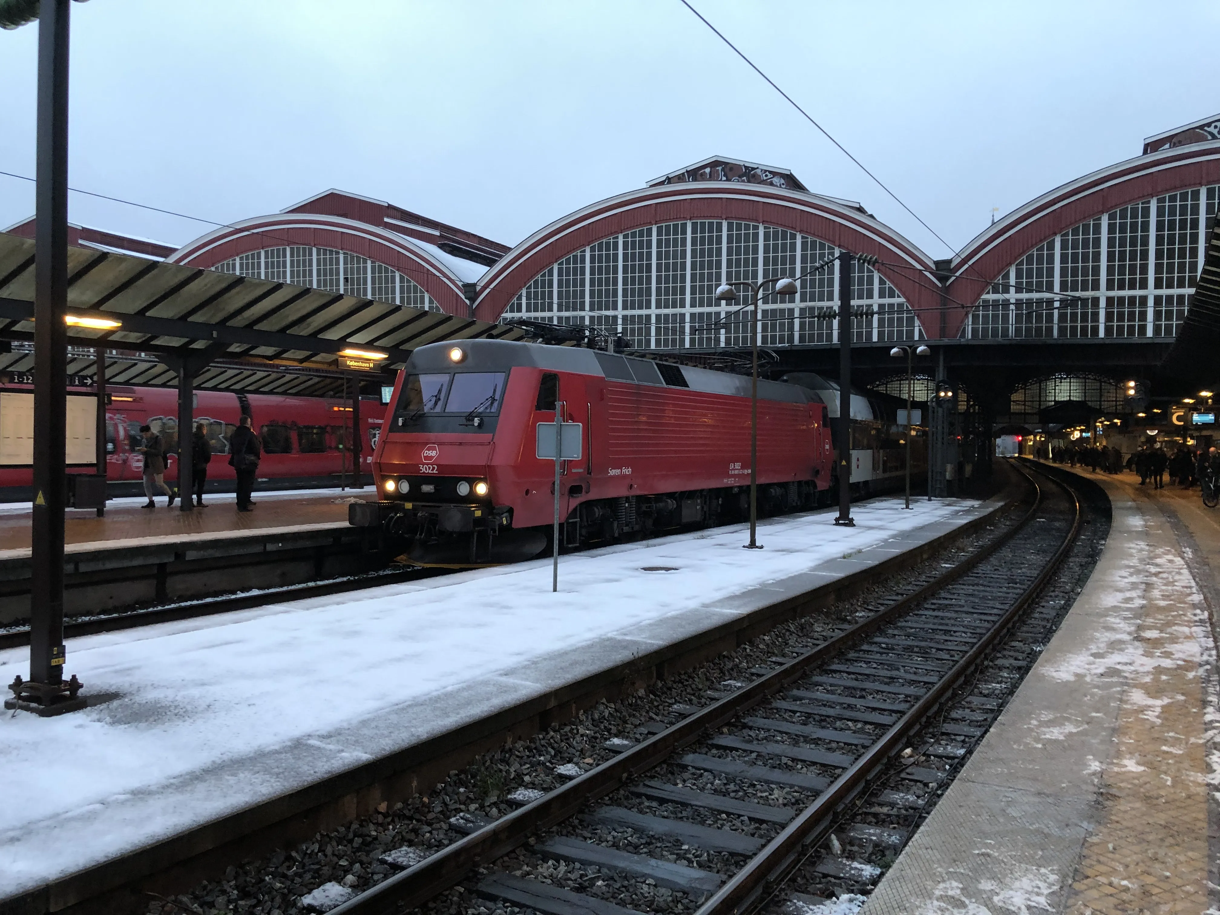 Billede af DSB EA 3022 fotograferet ud for København Hovedbanegård.