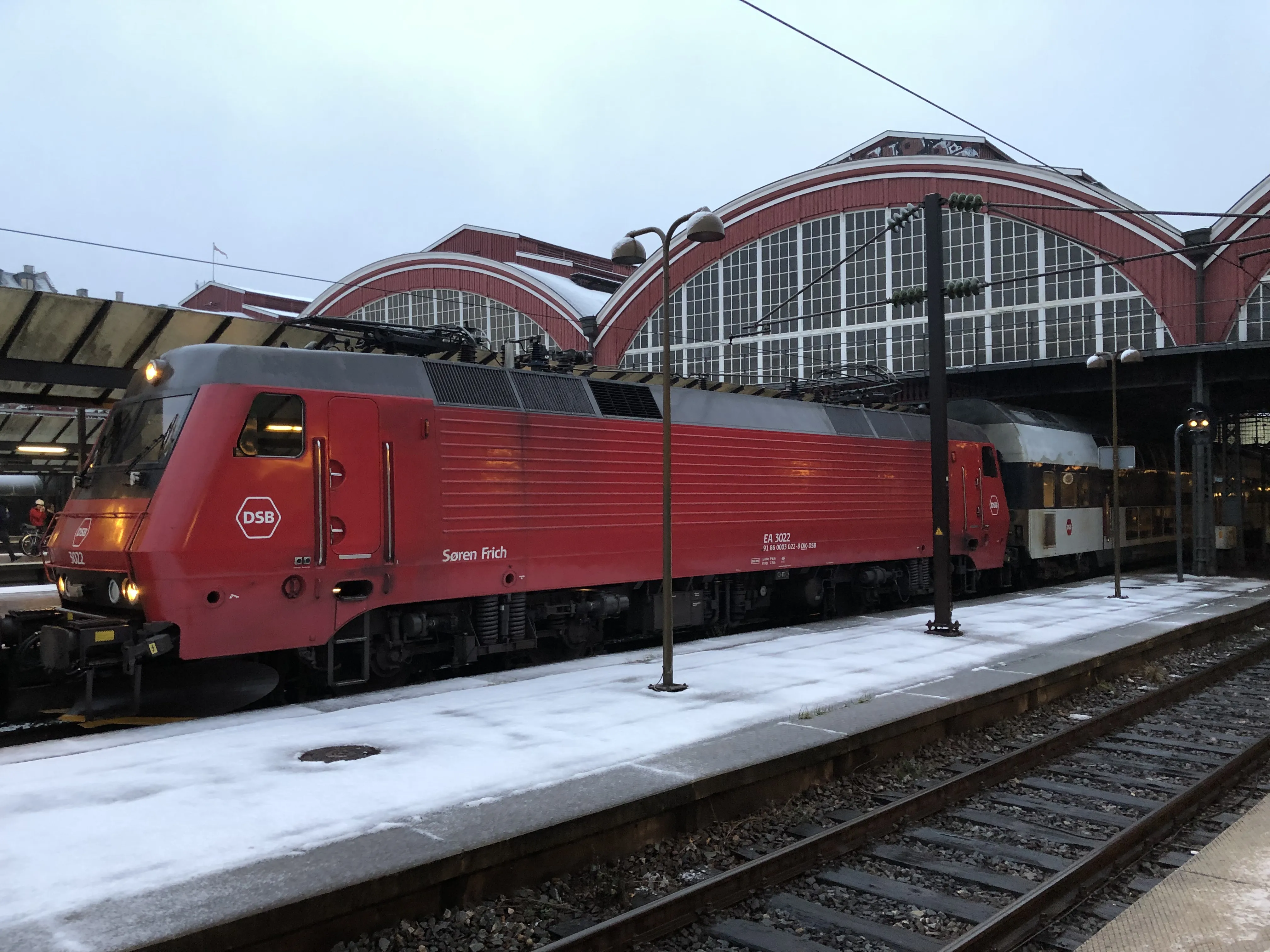 Billede af DSB EA 3022 fotograferet ud for København Hovedbanegård.