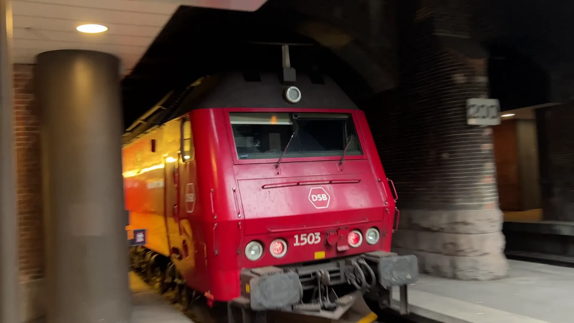 Billede af DSB ME 1503 fotograferet ud for København Hovedbanegård.