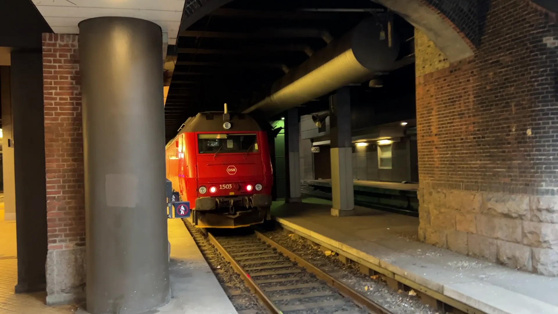 Billede af DSB ME 1503 fotograferet ud for København Hovedbanegård.