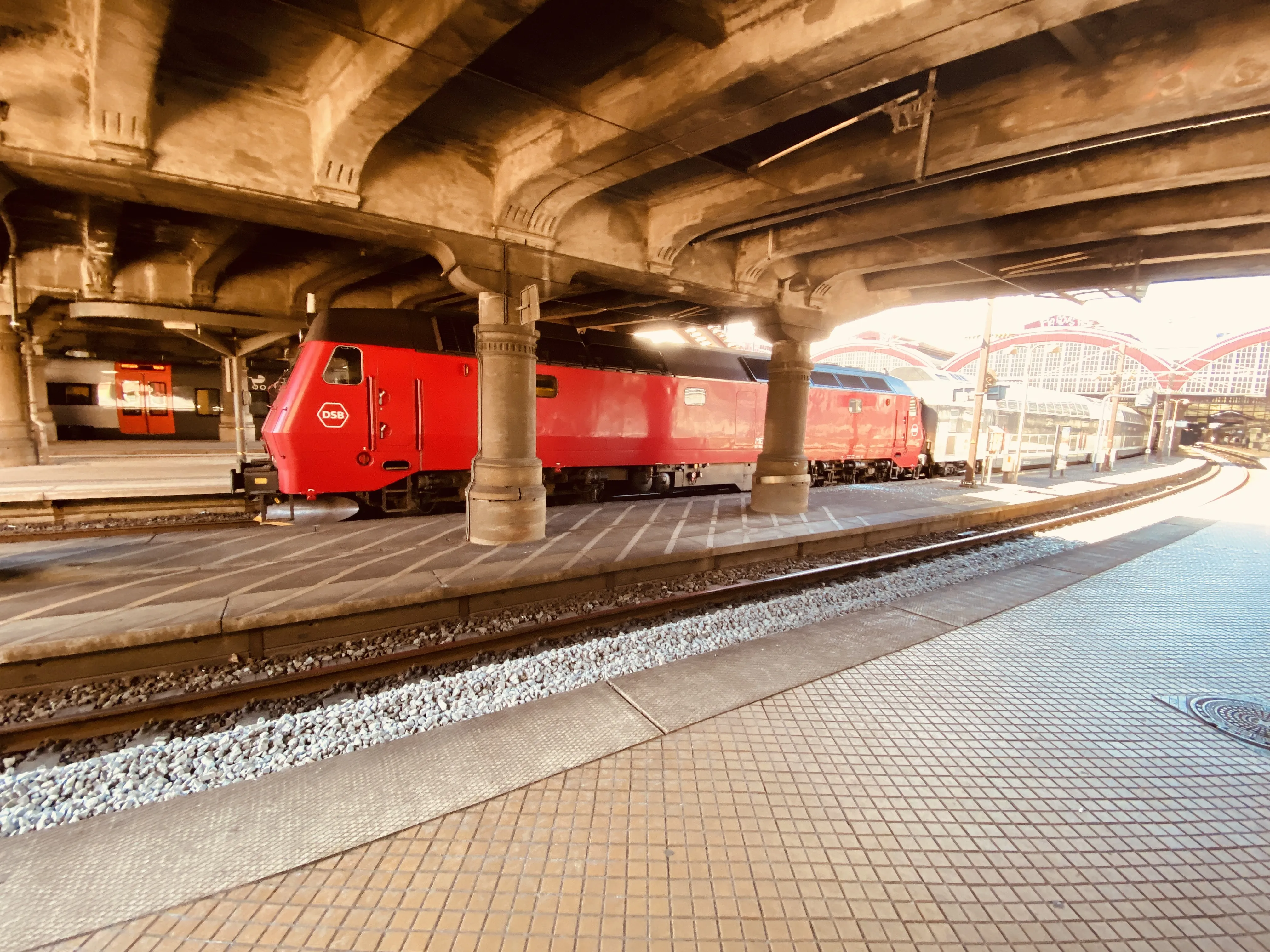 Billede af DSB ME 1504 fotograferet ud for København Hovedbanegård.