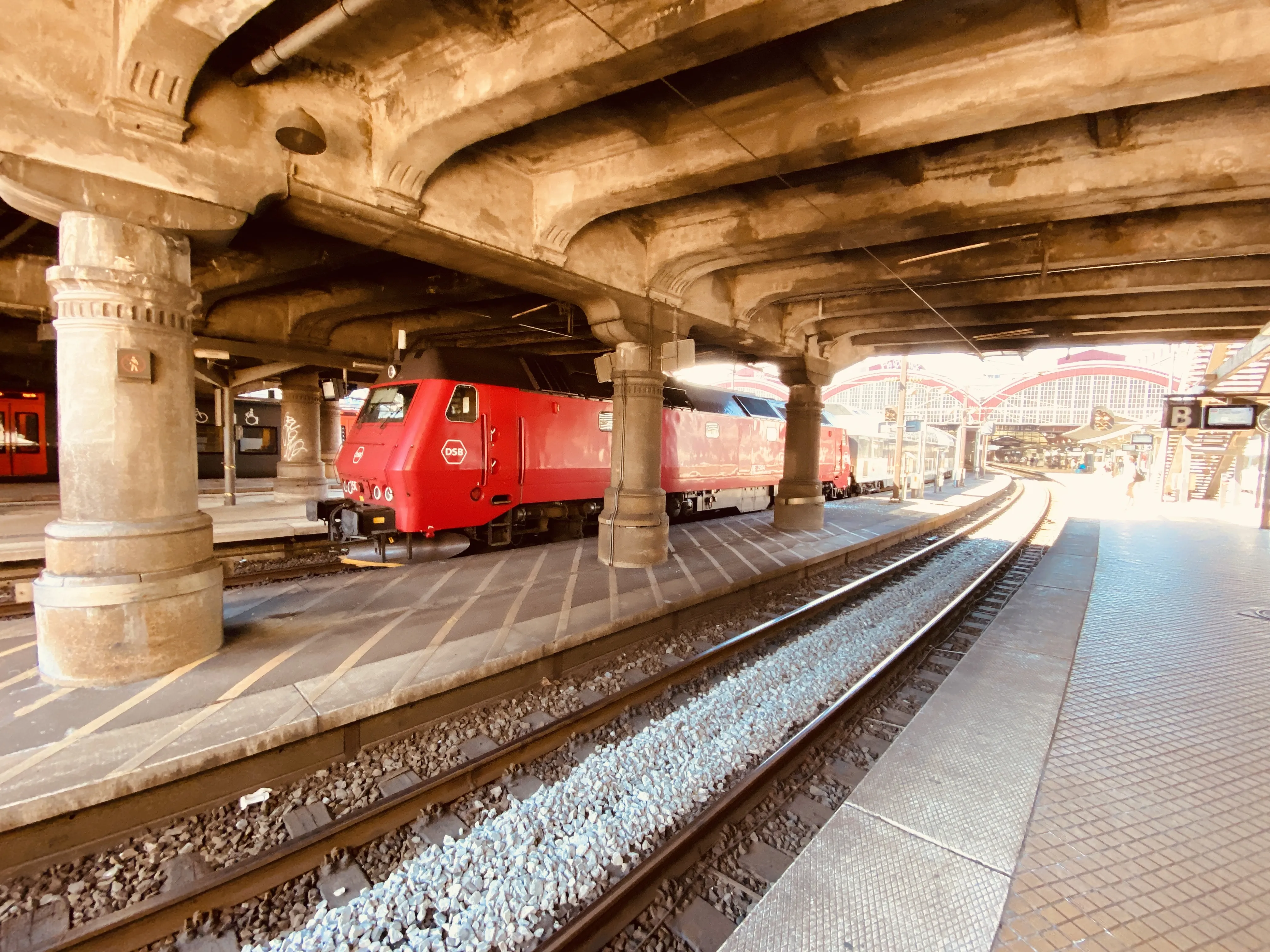 Billede af DSB ME 1504 fotograferet ud for København Hovedbanegård.