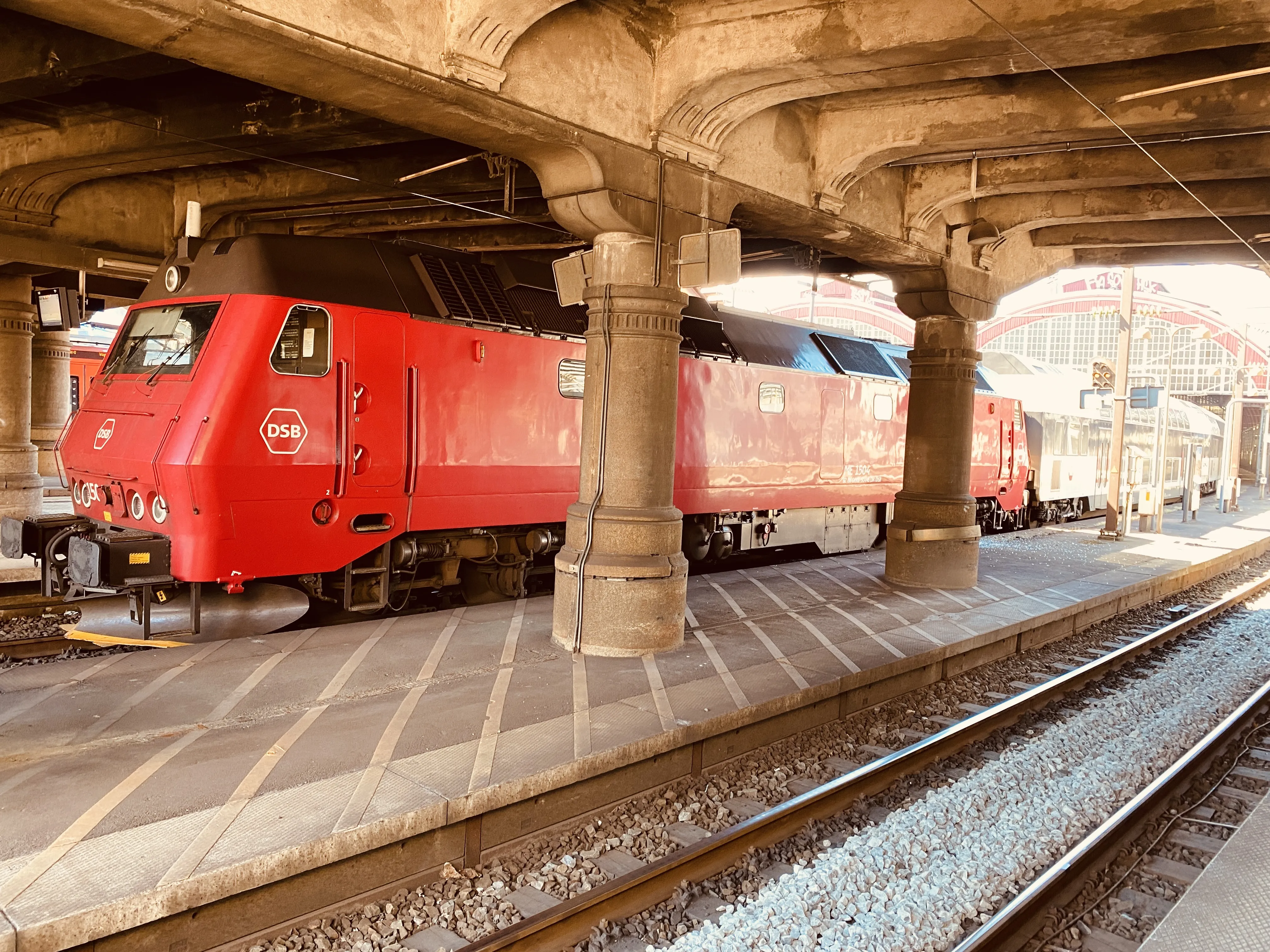 Billede af DSB ME 1504 fotograferet ud for København Hovedbanegård.