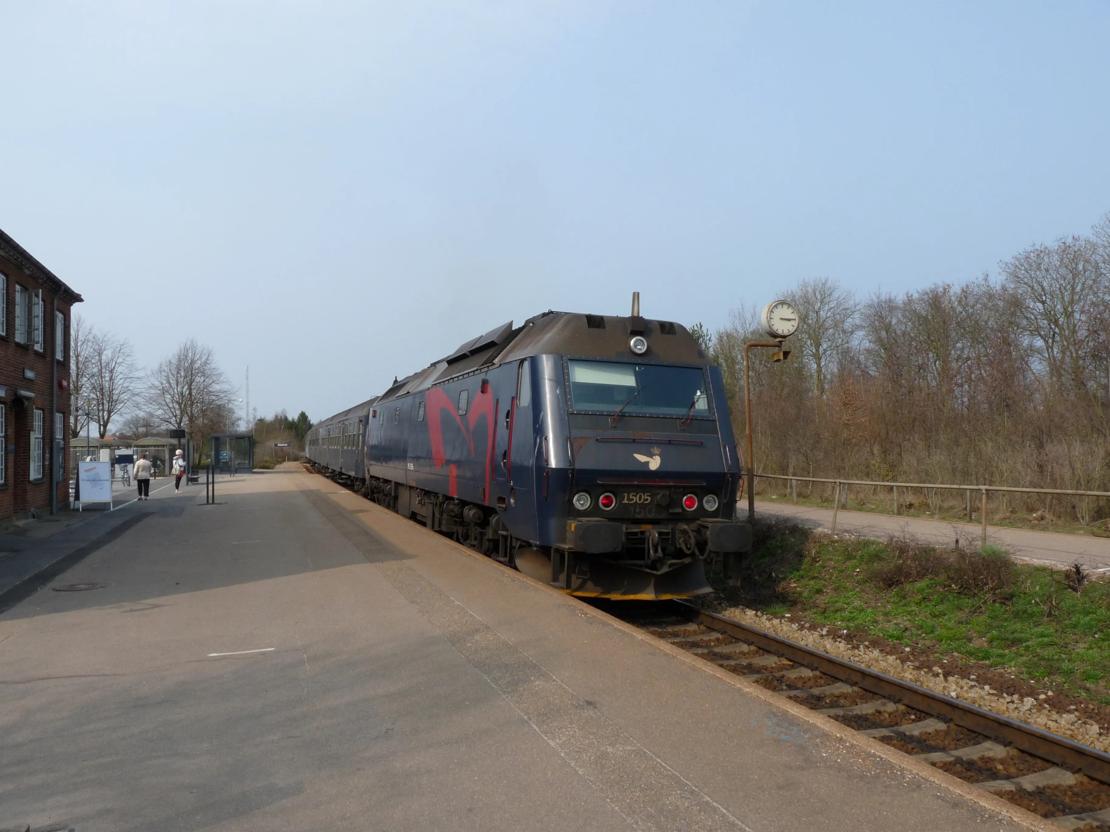 Billede af DSB ME 1505 fotograferet ud for Glumsø Station.