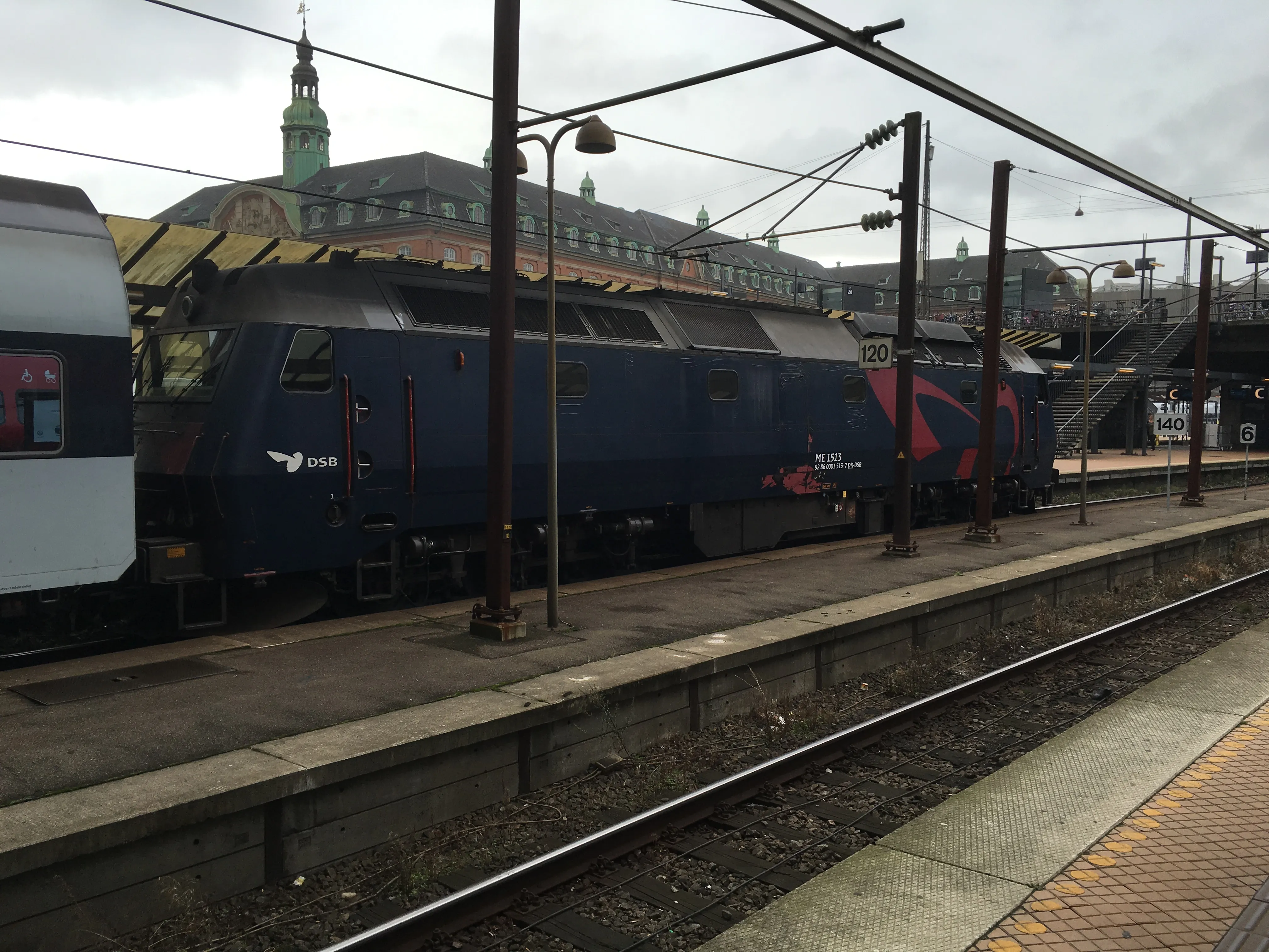 Billede af DSB ME 1513 fotograferet ud for København Hovedbanegård.