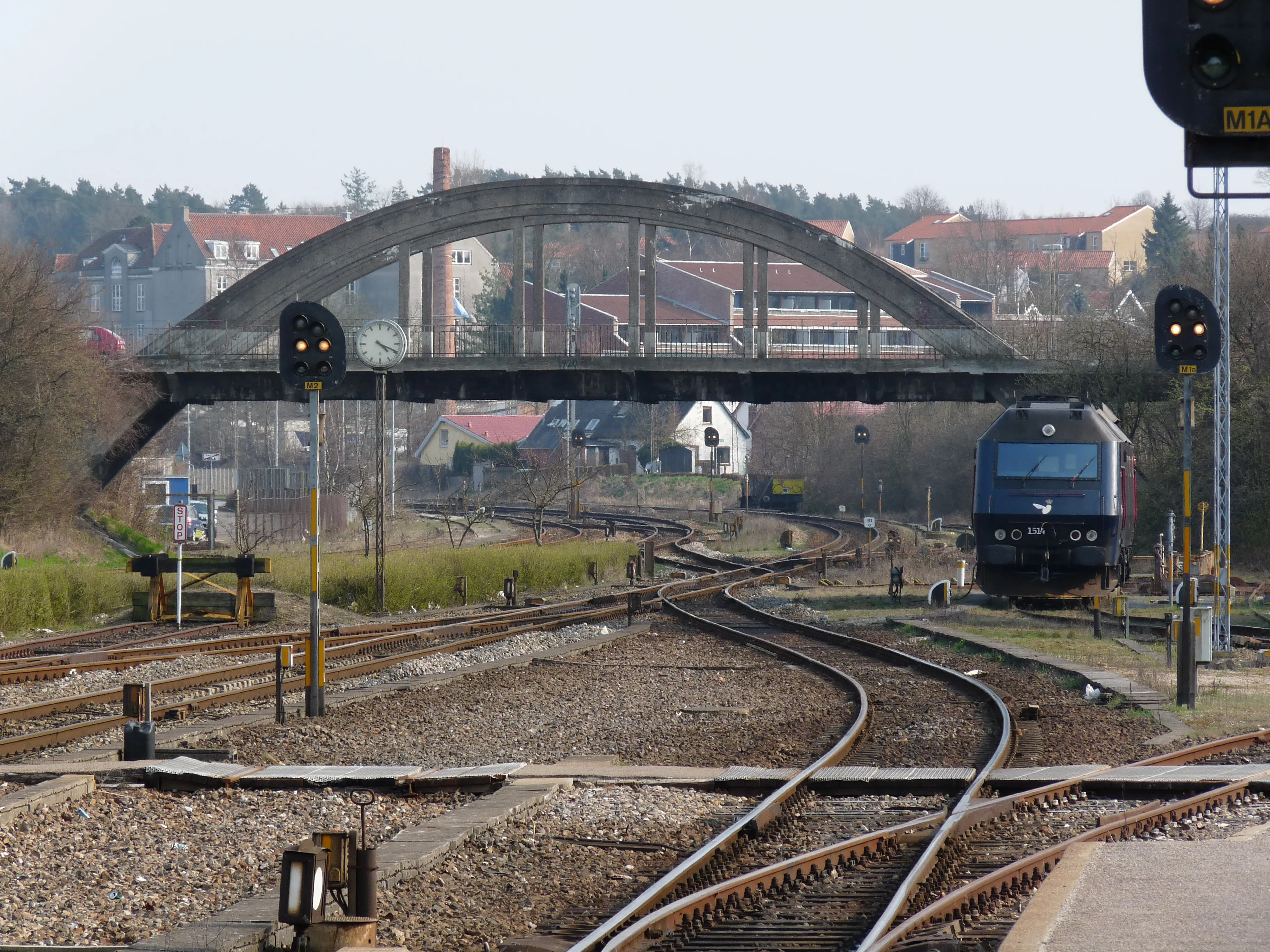 Billede af DSB ME 1514 fotograferet ud for Næstved Stations ikoniske sydbro, som blev revet ned i weekenden mellem den 31. august og 3. september 2018.