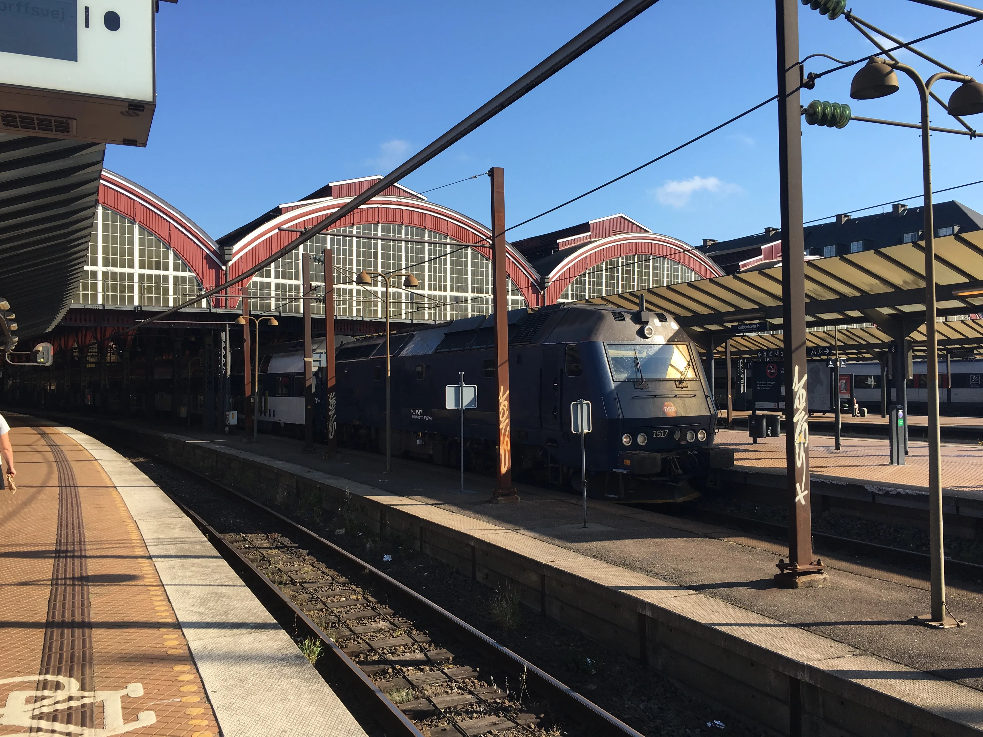 Billede af DSB ME 1517 fotograferet ud for København Hovedbanegård.