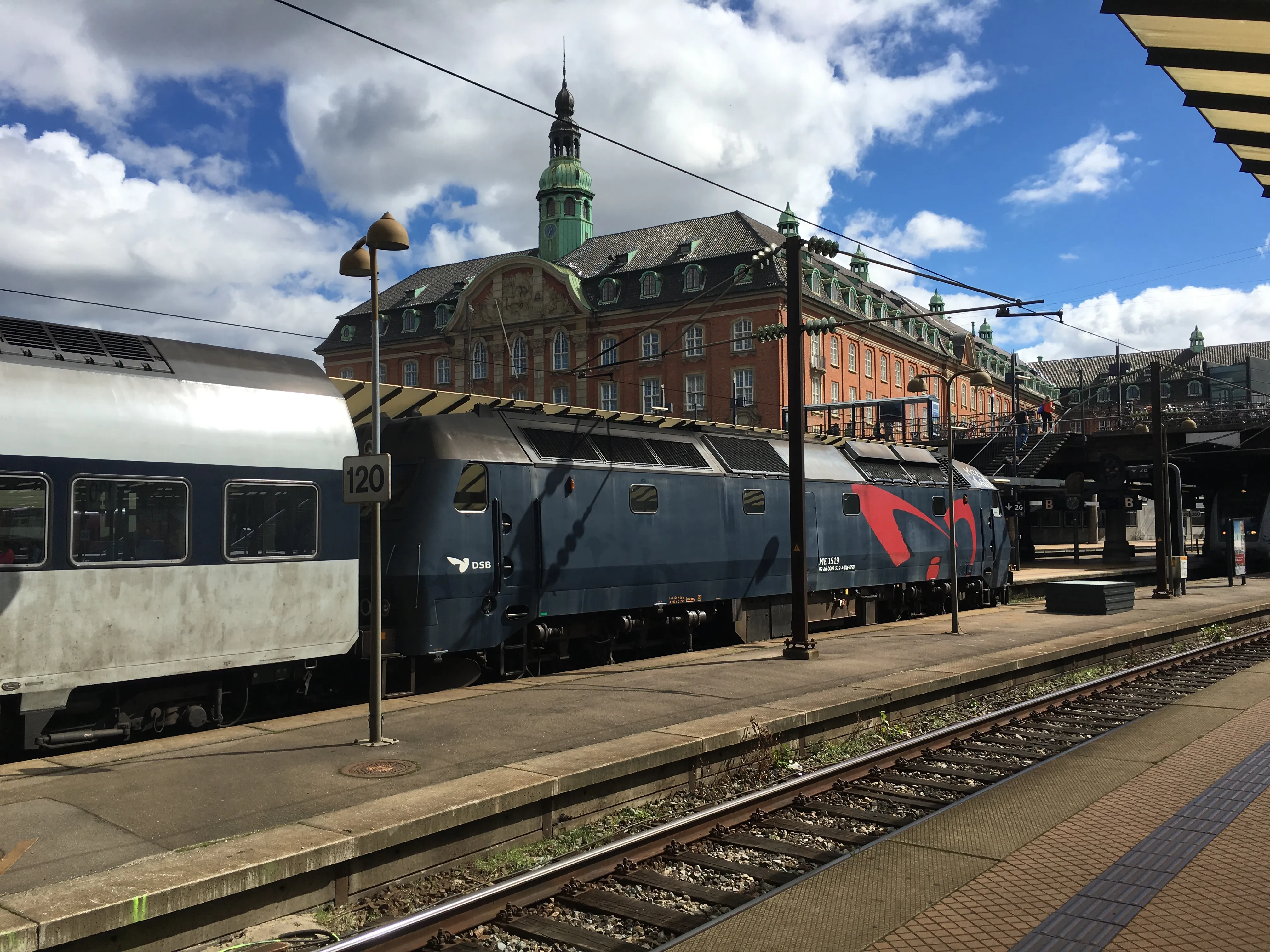 Billede af DSB ME 1519 fotograferet ud for København Hovedbanegård.