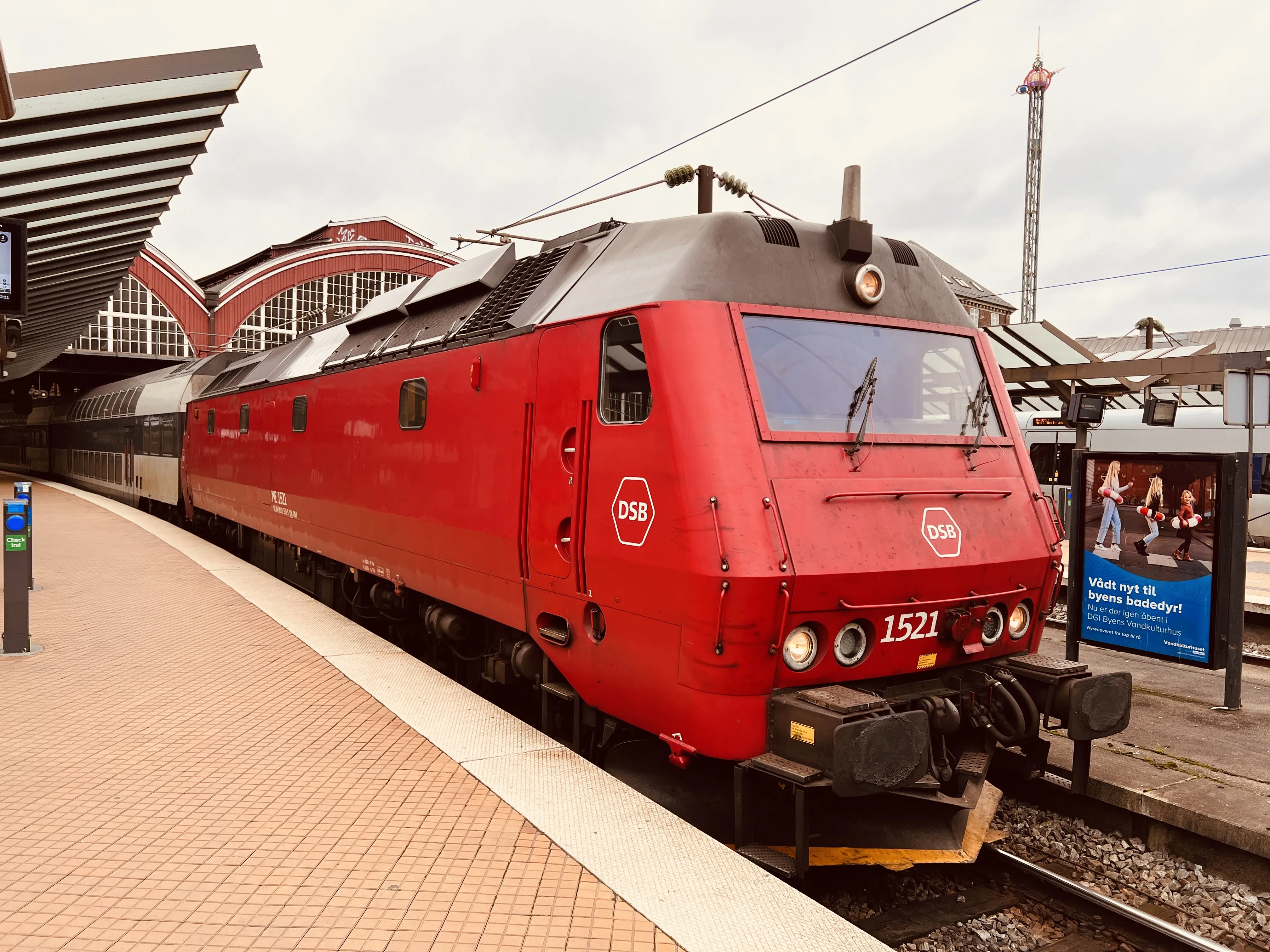 Billede af DSB ME 1521 fotograferet ud for København Hovedbanegård.