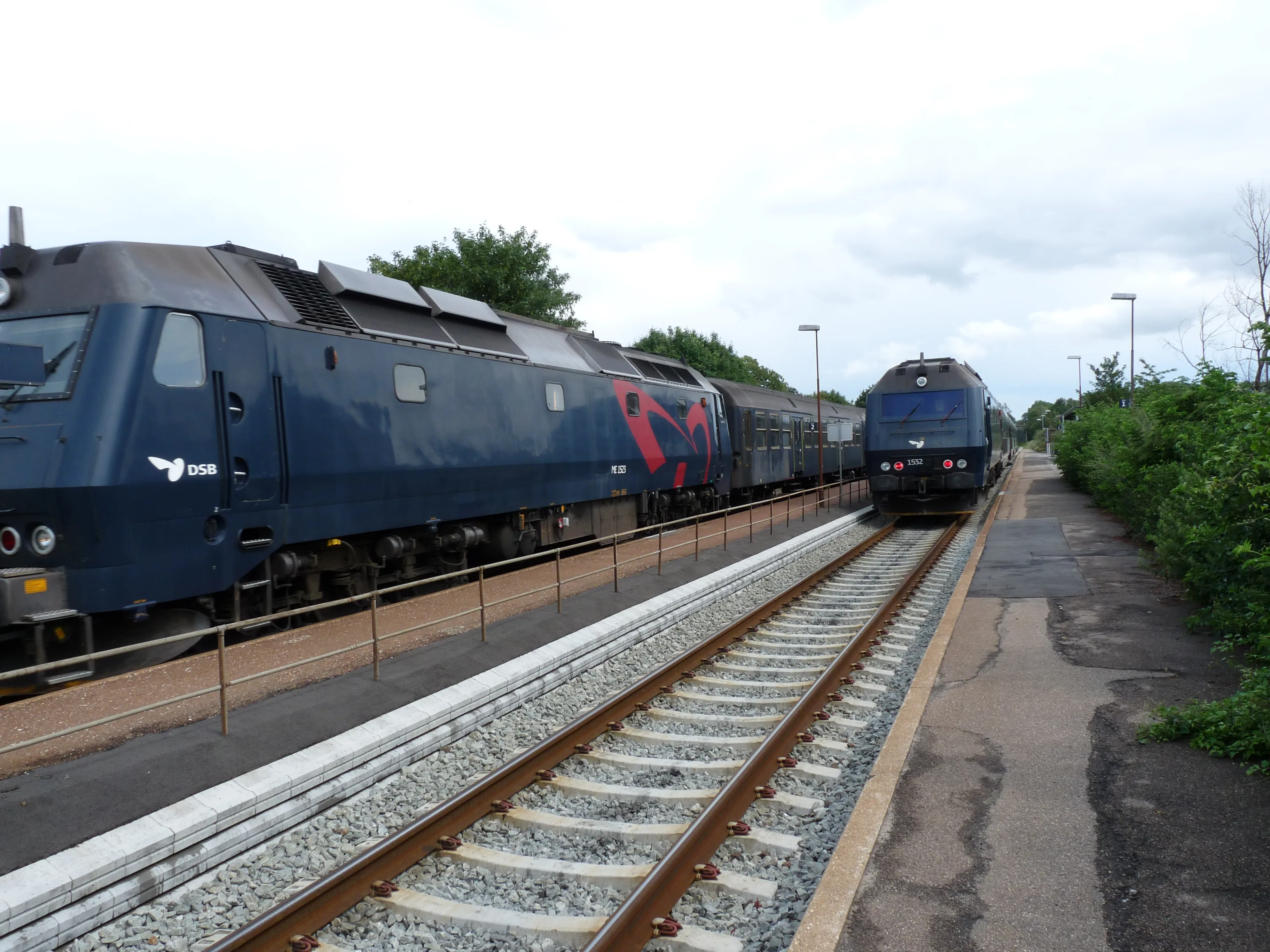 Billede af DSB ME 1523 i krydsning med DSB ME 1532 fotograferet ud for Svebølle Trinbræt.