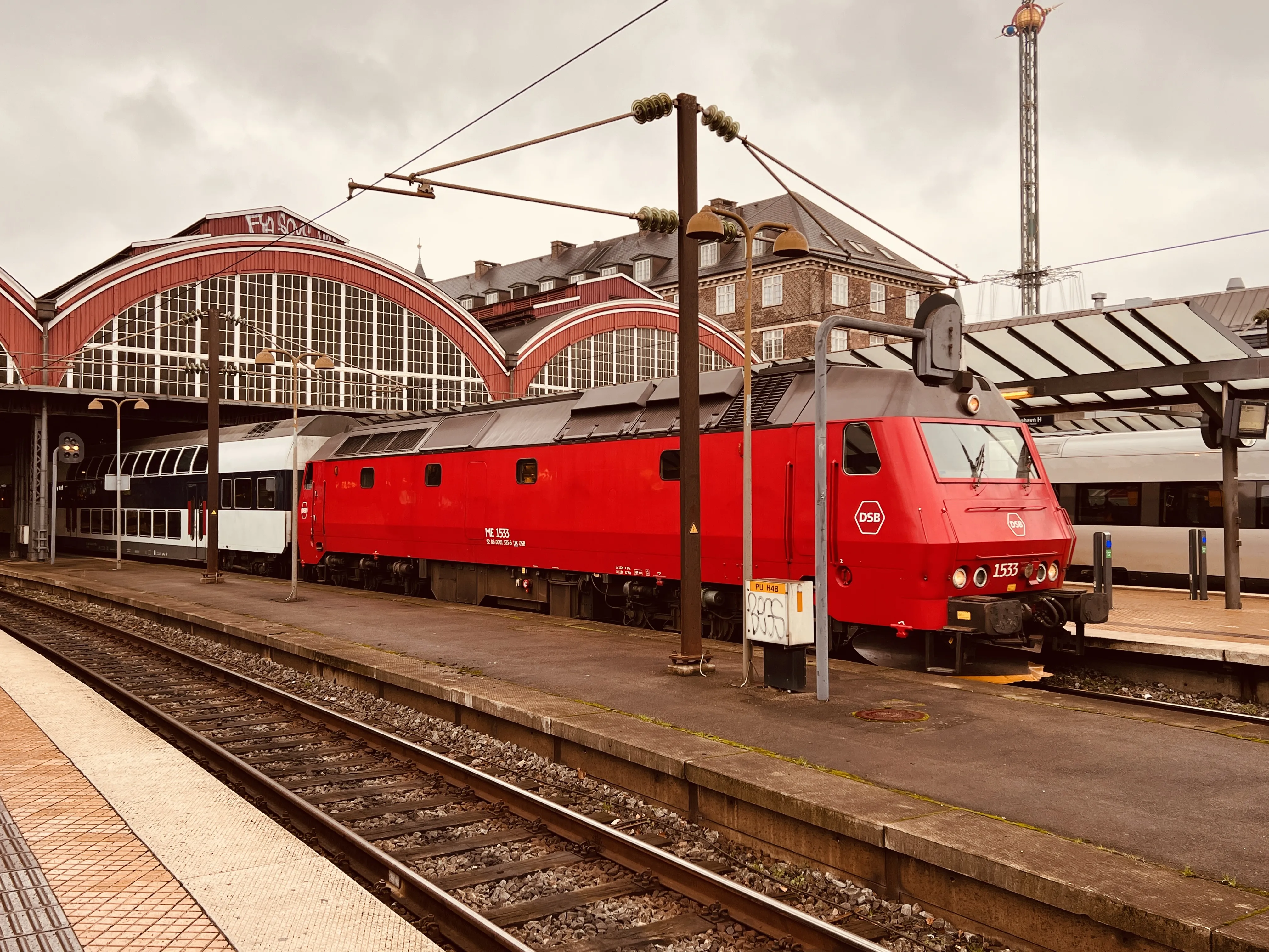 Billede af DSB ME 1533 fotograferet ud for København Hovedbanegård.