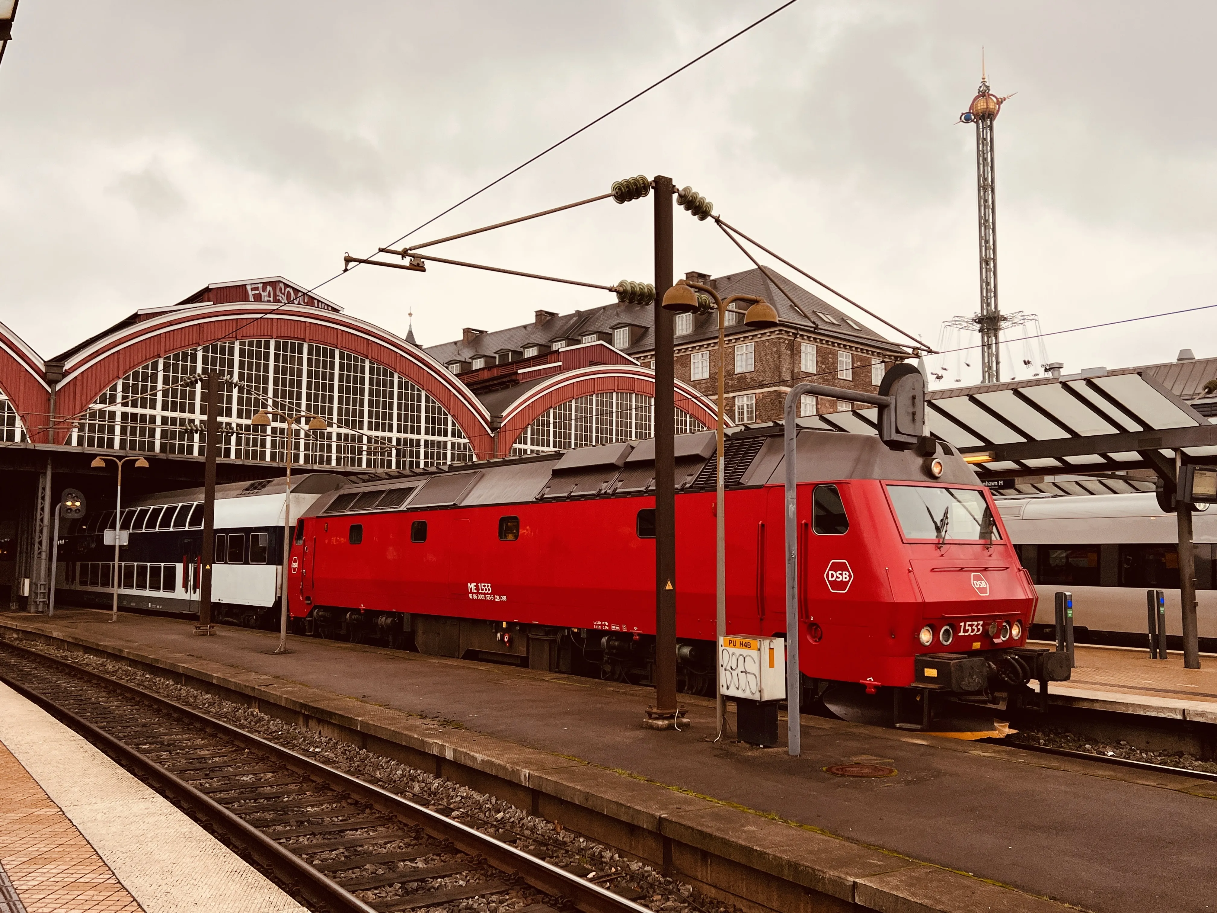 Billede af DSB ME 1533 fotograferet ud for København Hovedbanegård.