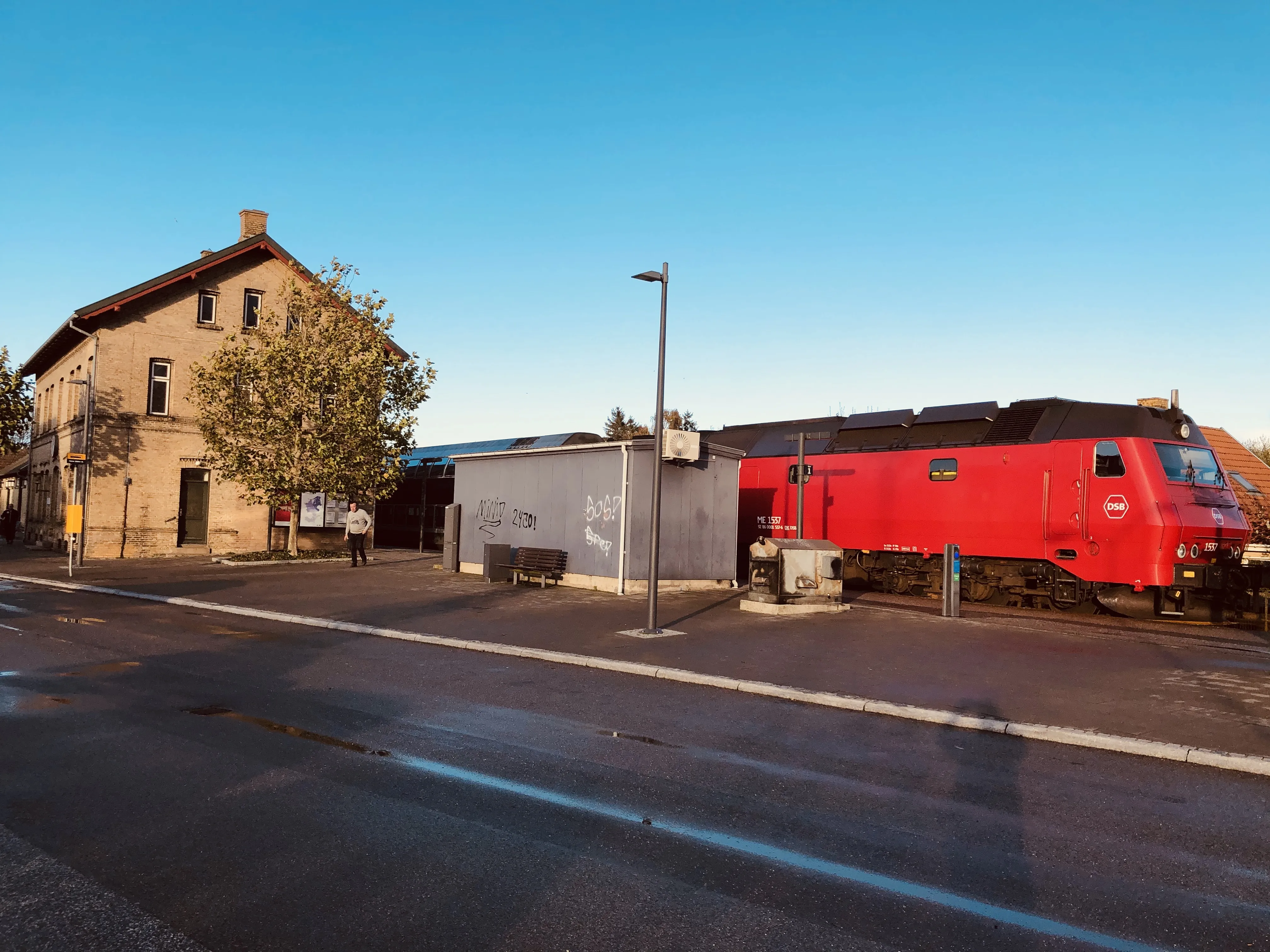 Billede af DSB ME 1537 fotograferet ud for Nørre Alslev Station.