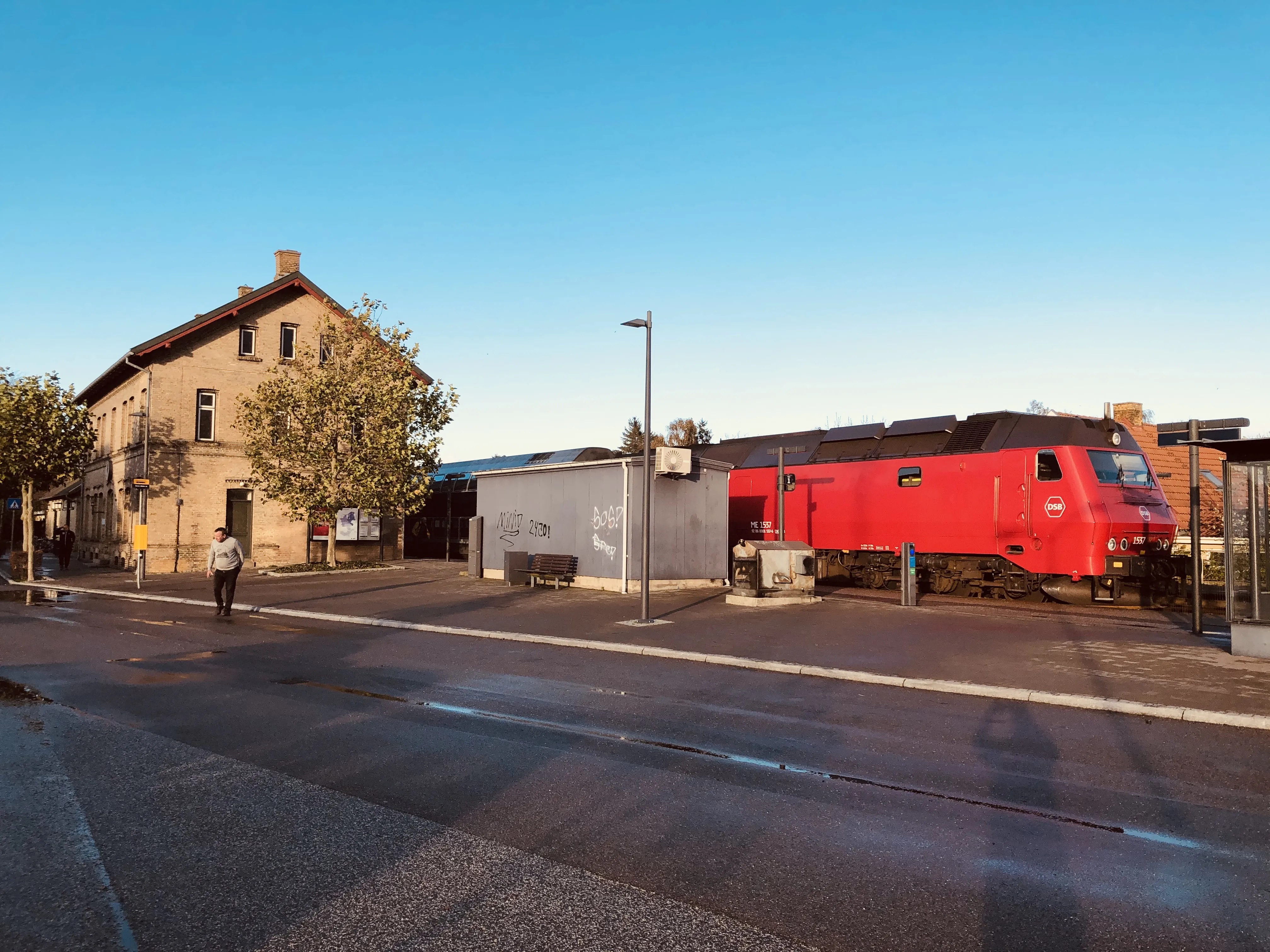 Billede af DSB ME 1537 fotograferet ud for Nørre Alslev Station.