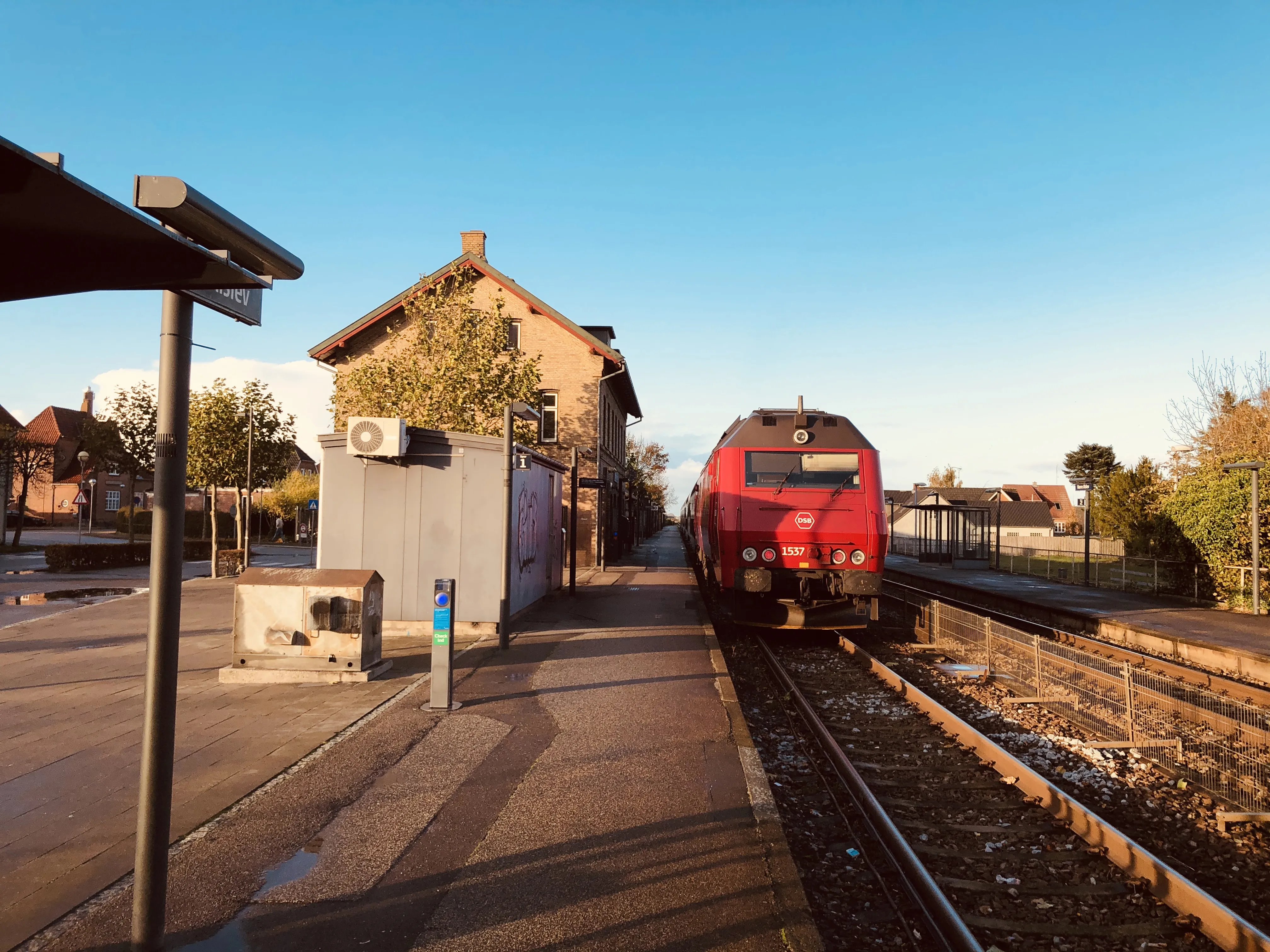 Billede af DSB ME 1537 fotograferet ud for Nørre Alslev Station.