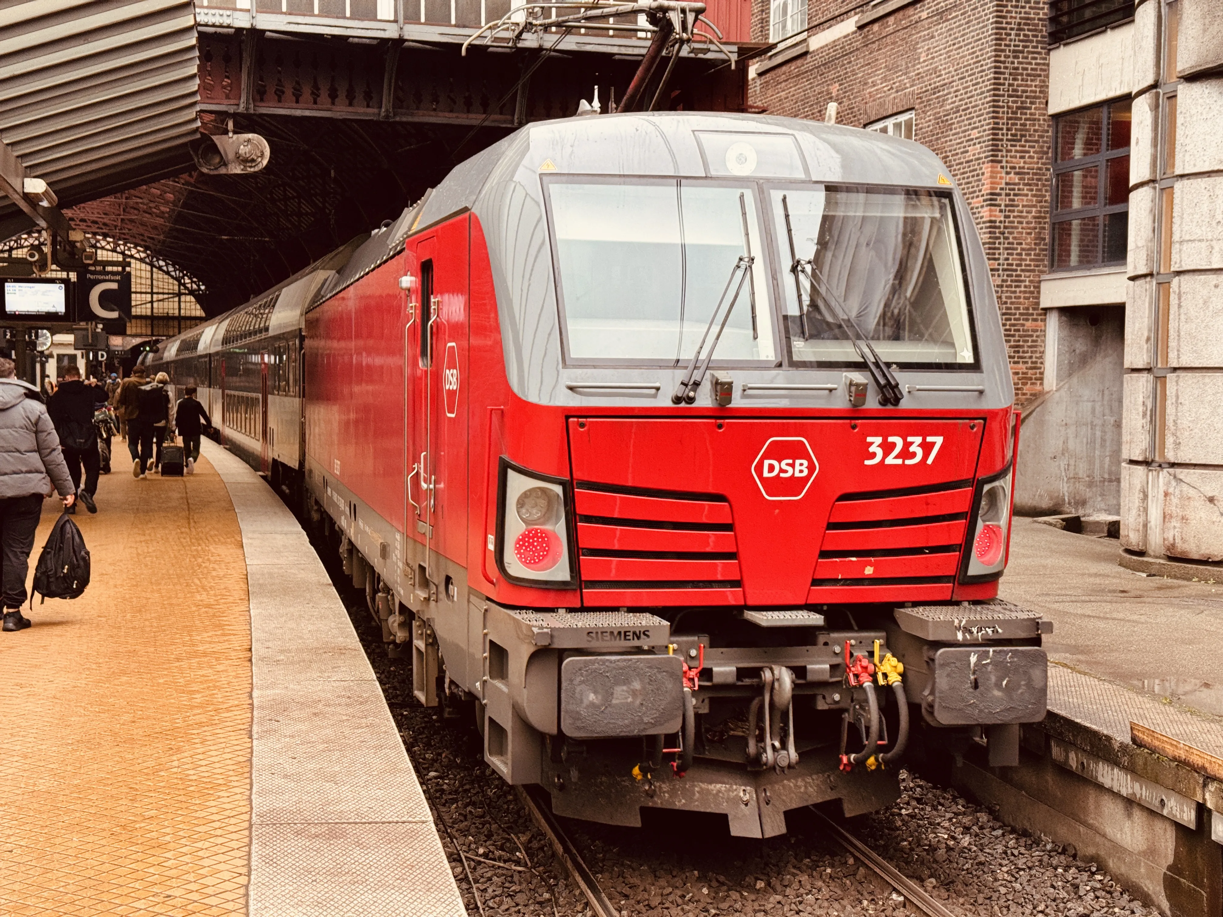 Billede af DSB EB 3237 fotograferet ud for København Hovedbanegård.