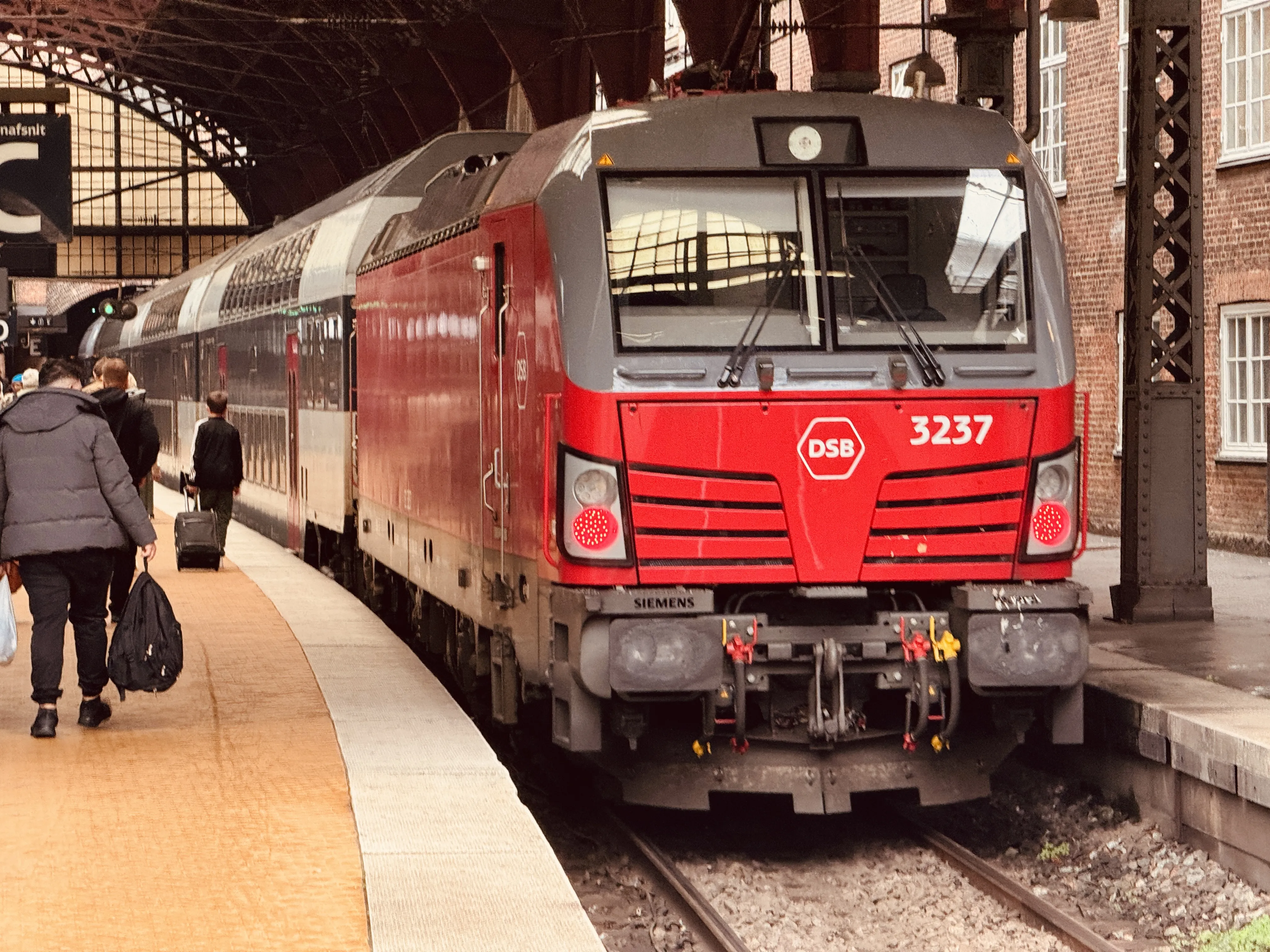 Billede af DSB EB 3237 fotograferet ud for København Hovedbanegård.