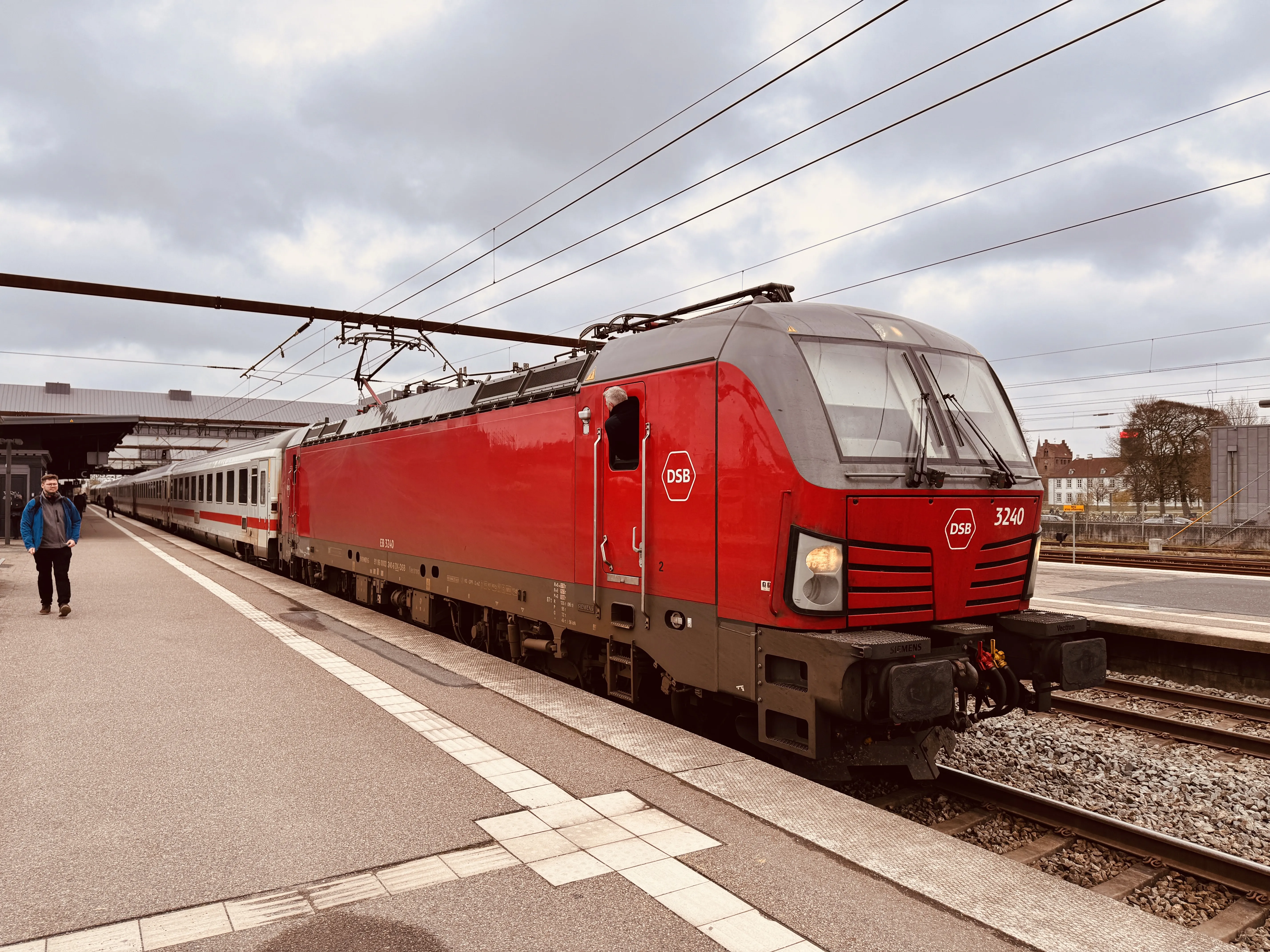 Billede af DSB EB 3240 fotograferet ud for Odense Banegård Center.